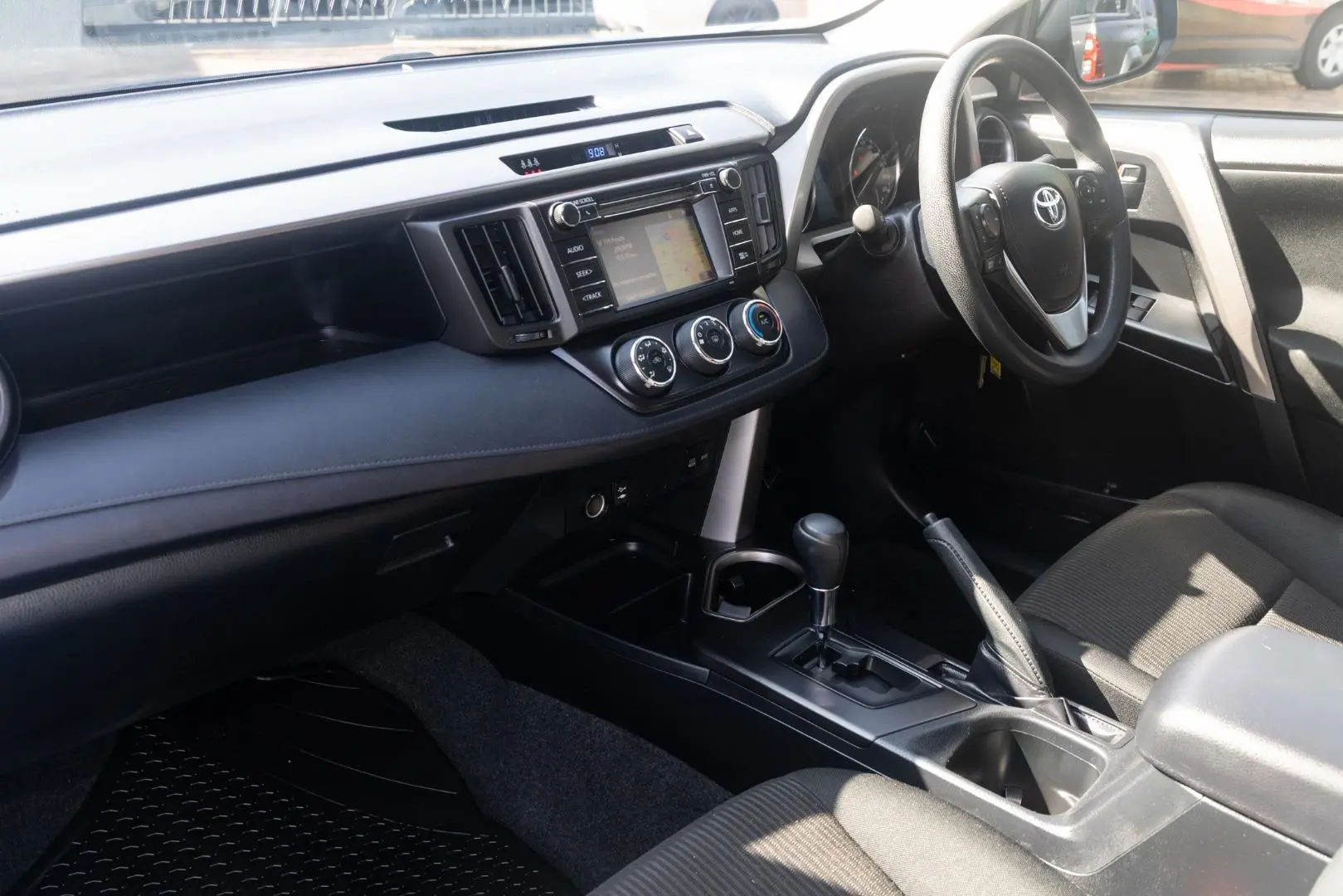 2017 Toyota RAV4 Gallery Image 8