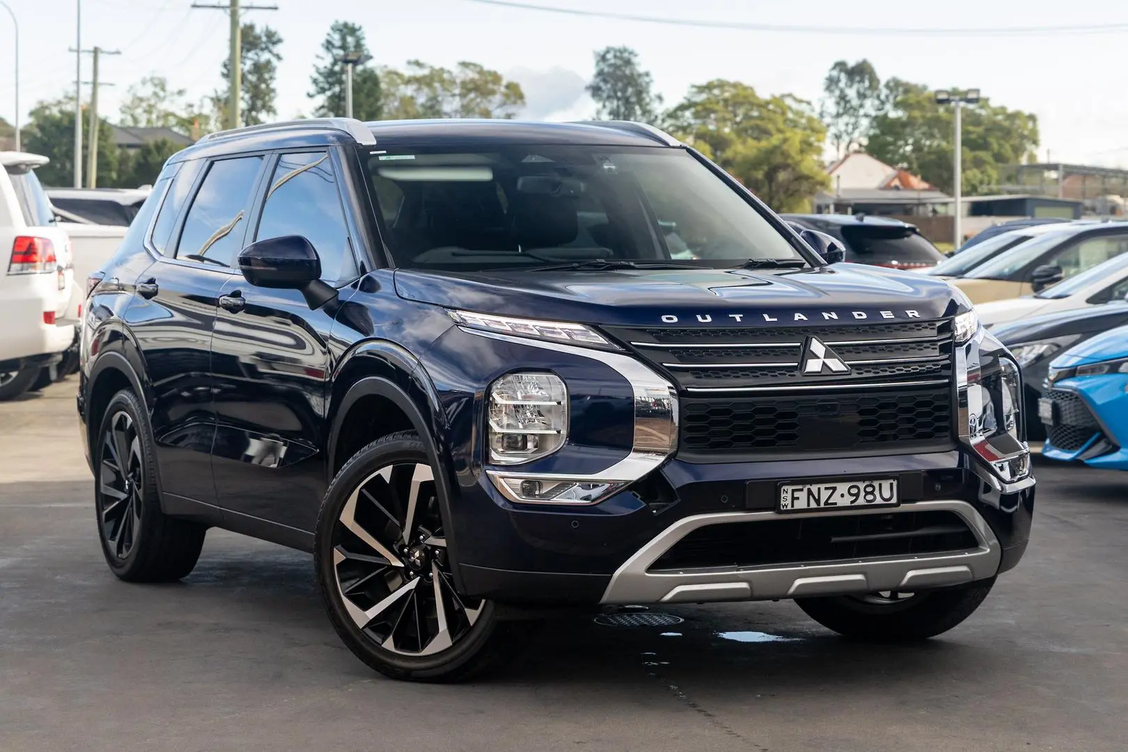2024 Mitsubishi Outlander Gallery Image 1