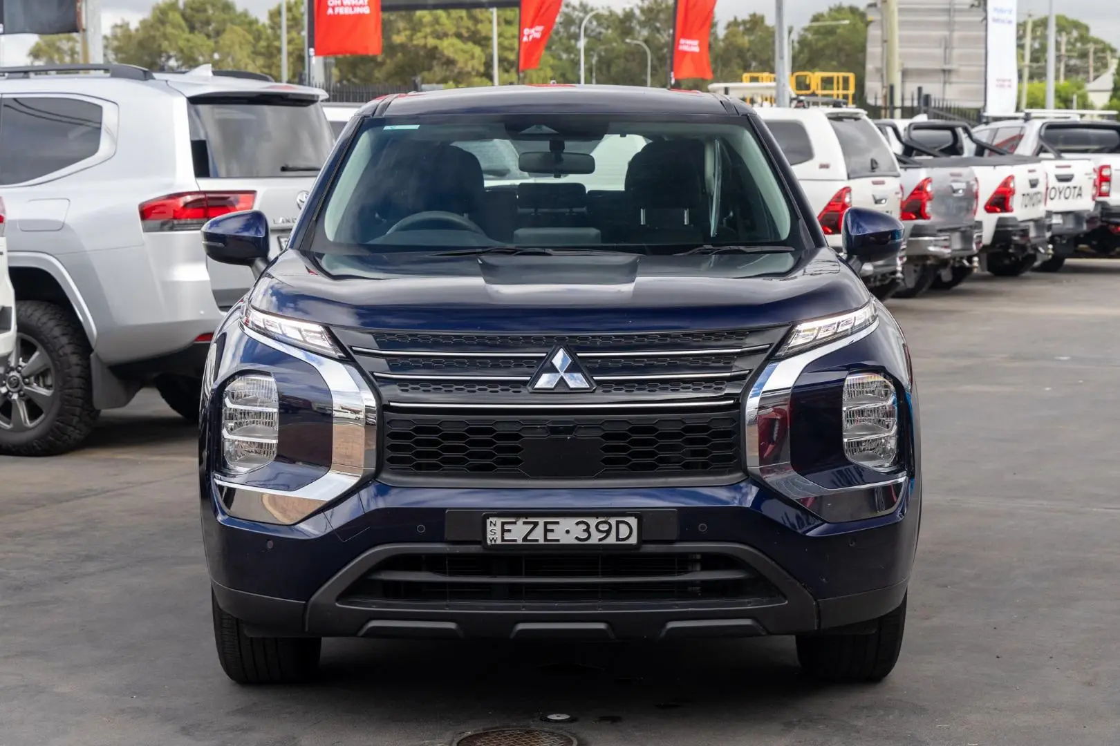 2023 Mitsubishi Outlander Gallery Image 4