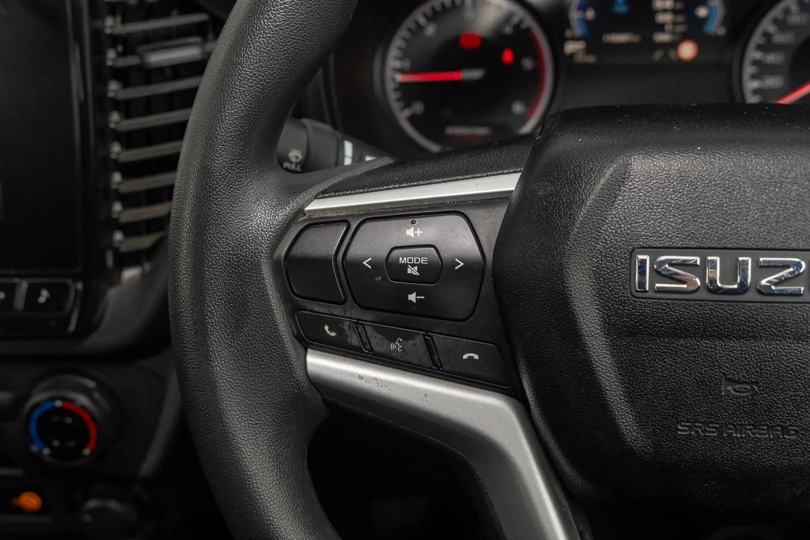 2023 Isuzu D-MAX Gallery Image 11