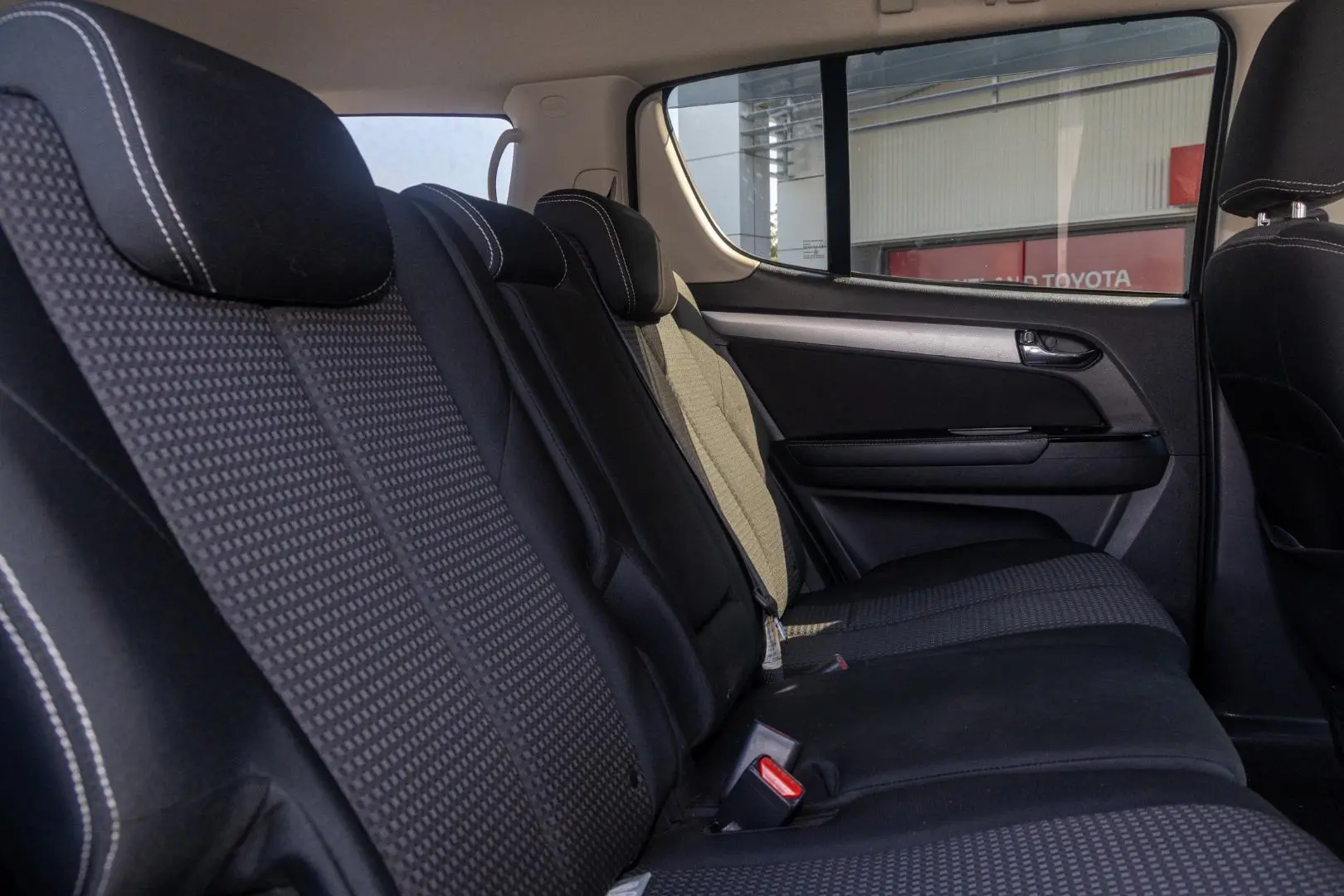 2017 Isuzu MU-X Gallery Image 9