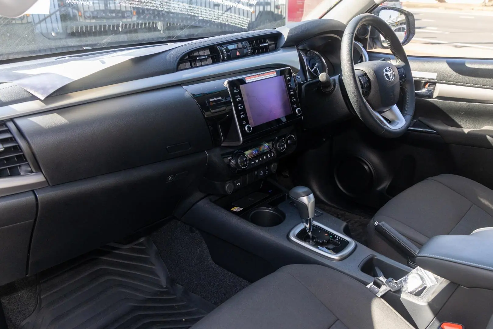 2025 Toyota Hilux Gallery Image 8