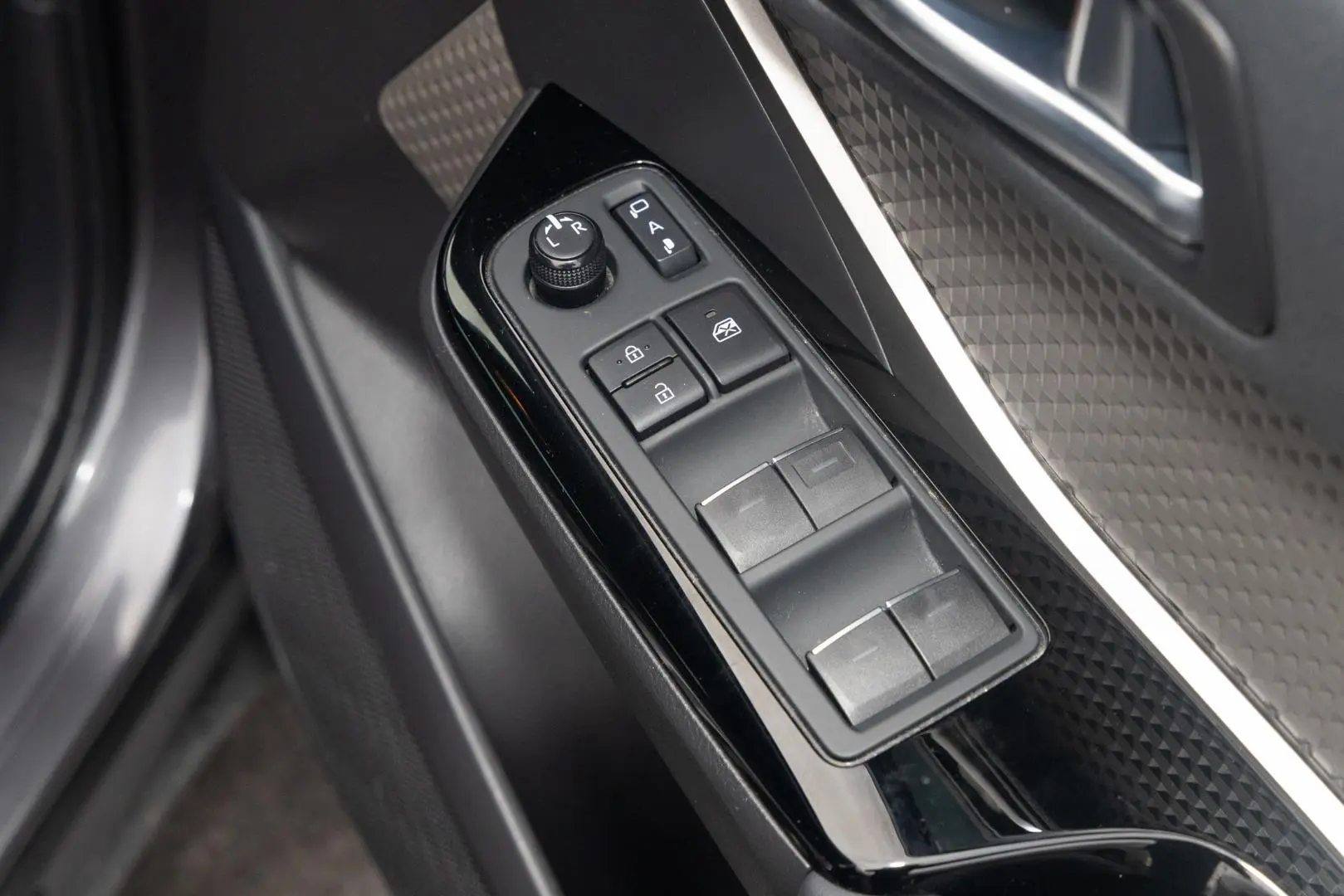 2022 Toyota C-HR Gallery Image 18