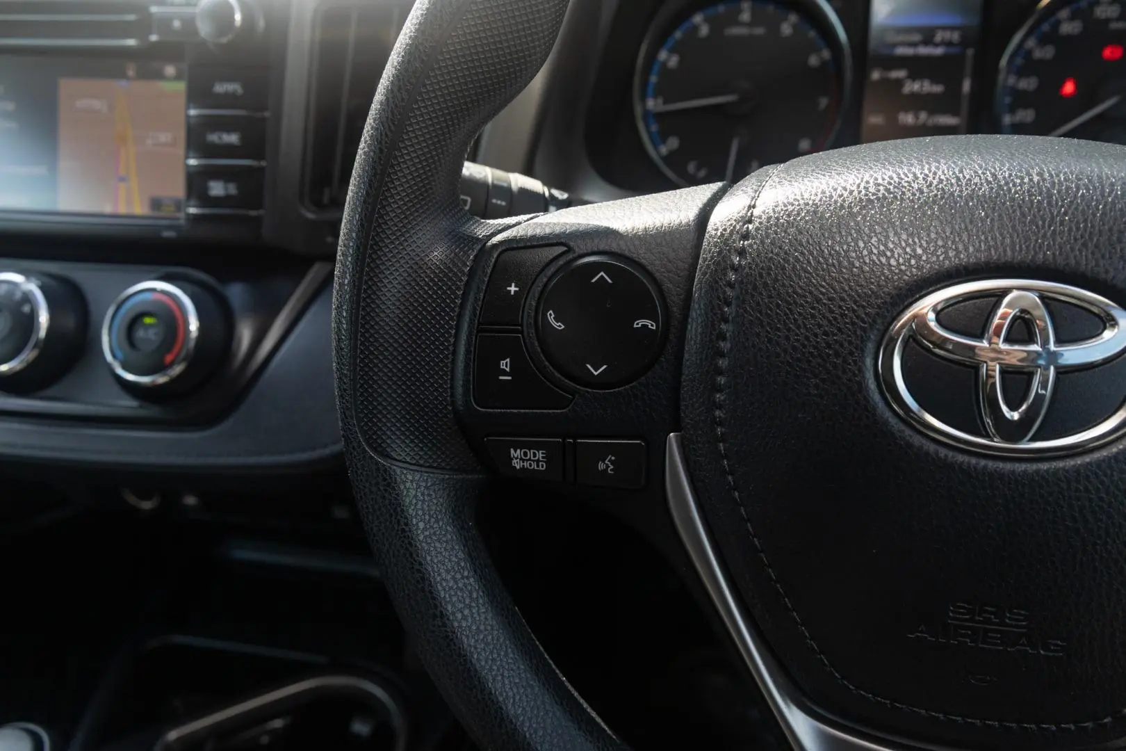 2017 Toyota RAV4 Gallery Image 11