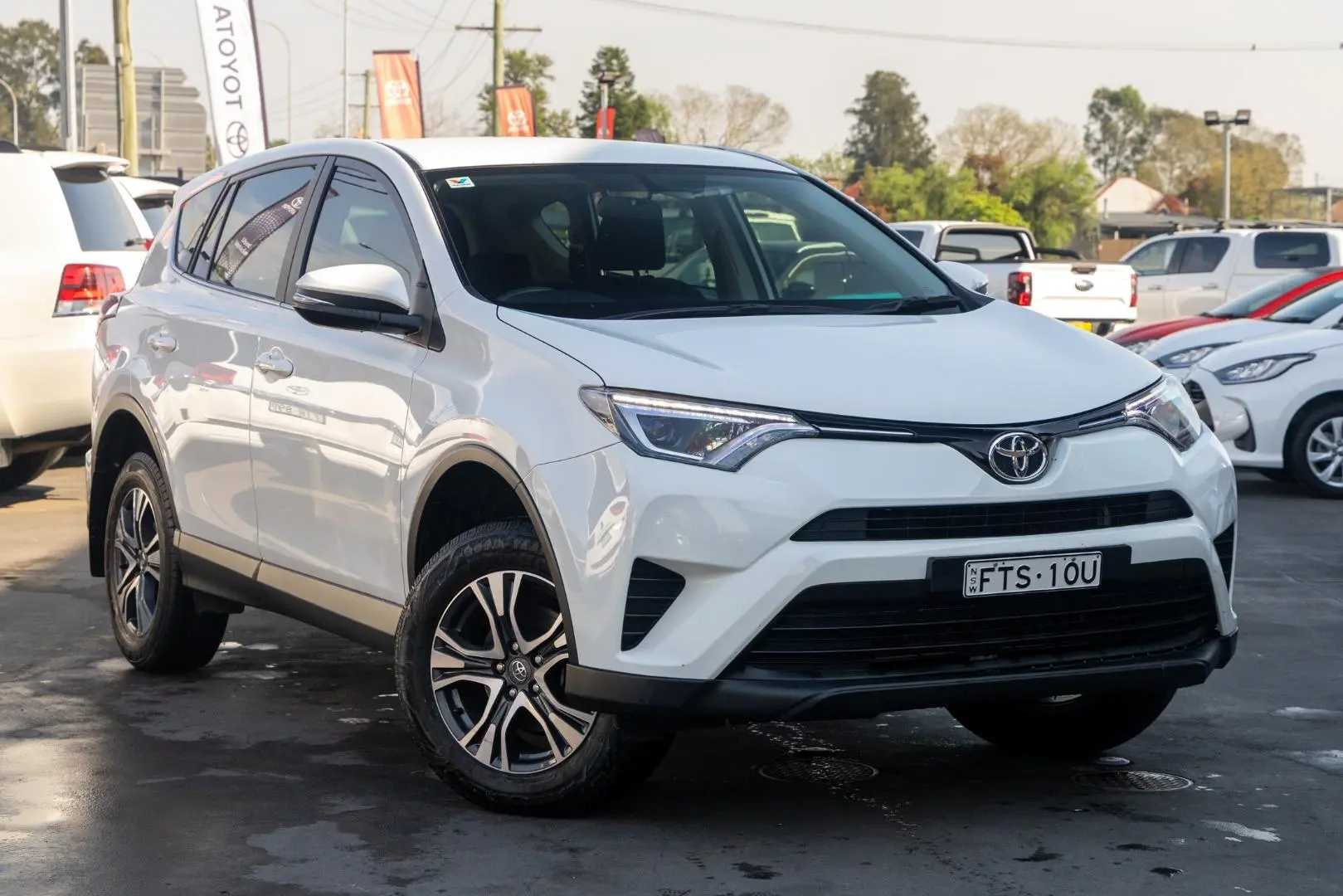 2016 Toyota RAV4 Gallery Image 1