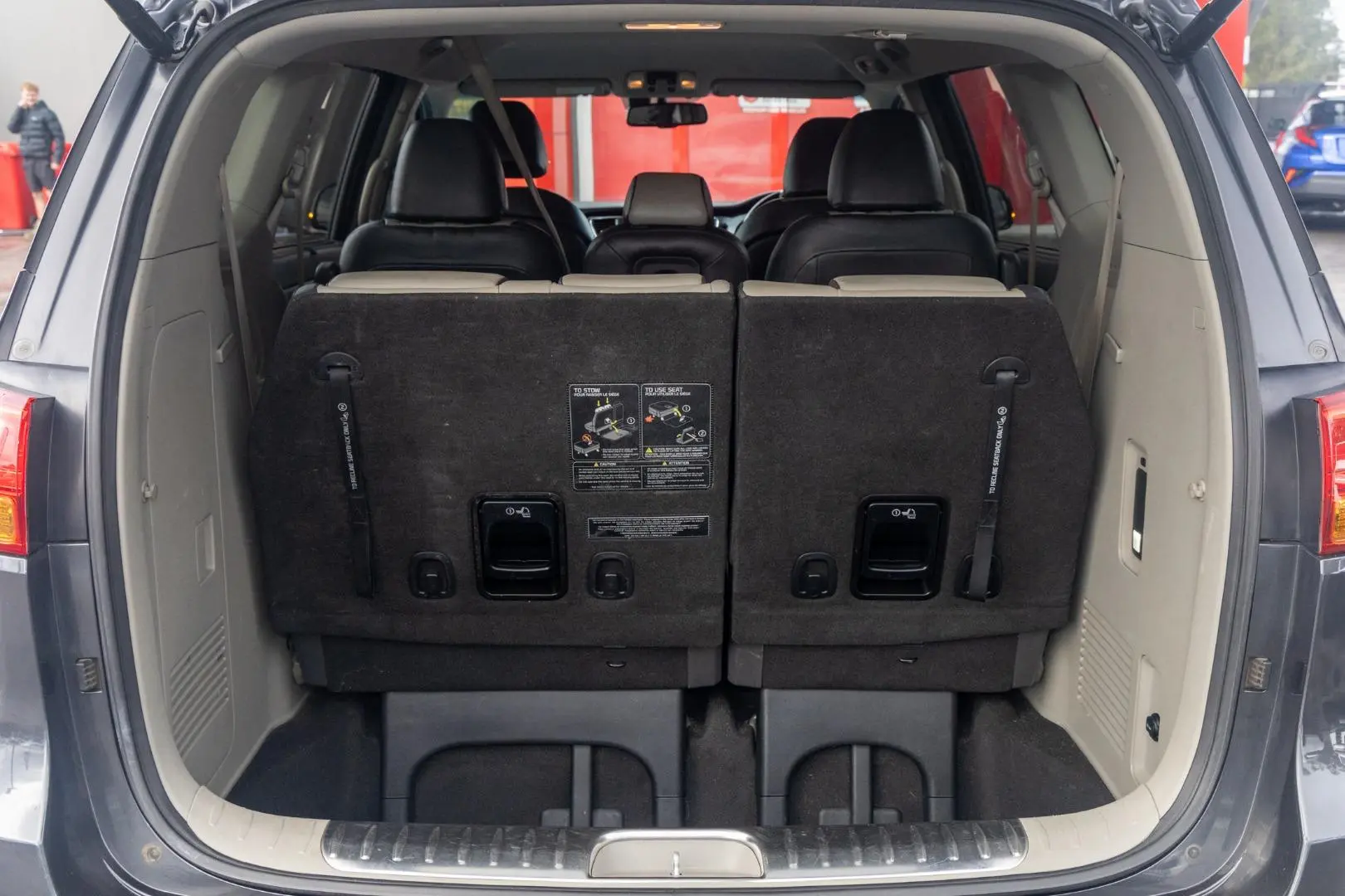 2017 Kia Carnival Gallery Image 21