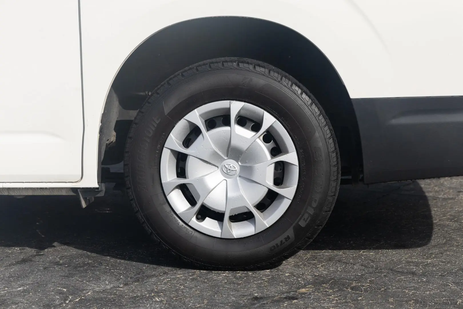 2023 Toyota Hiace Gallery Image 22