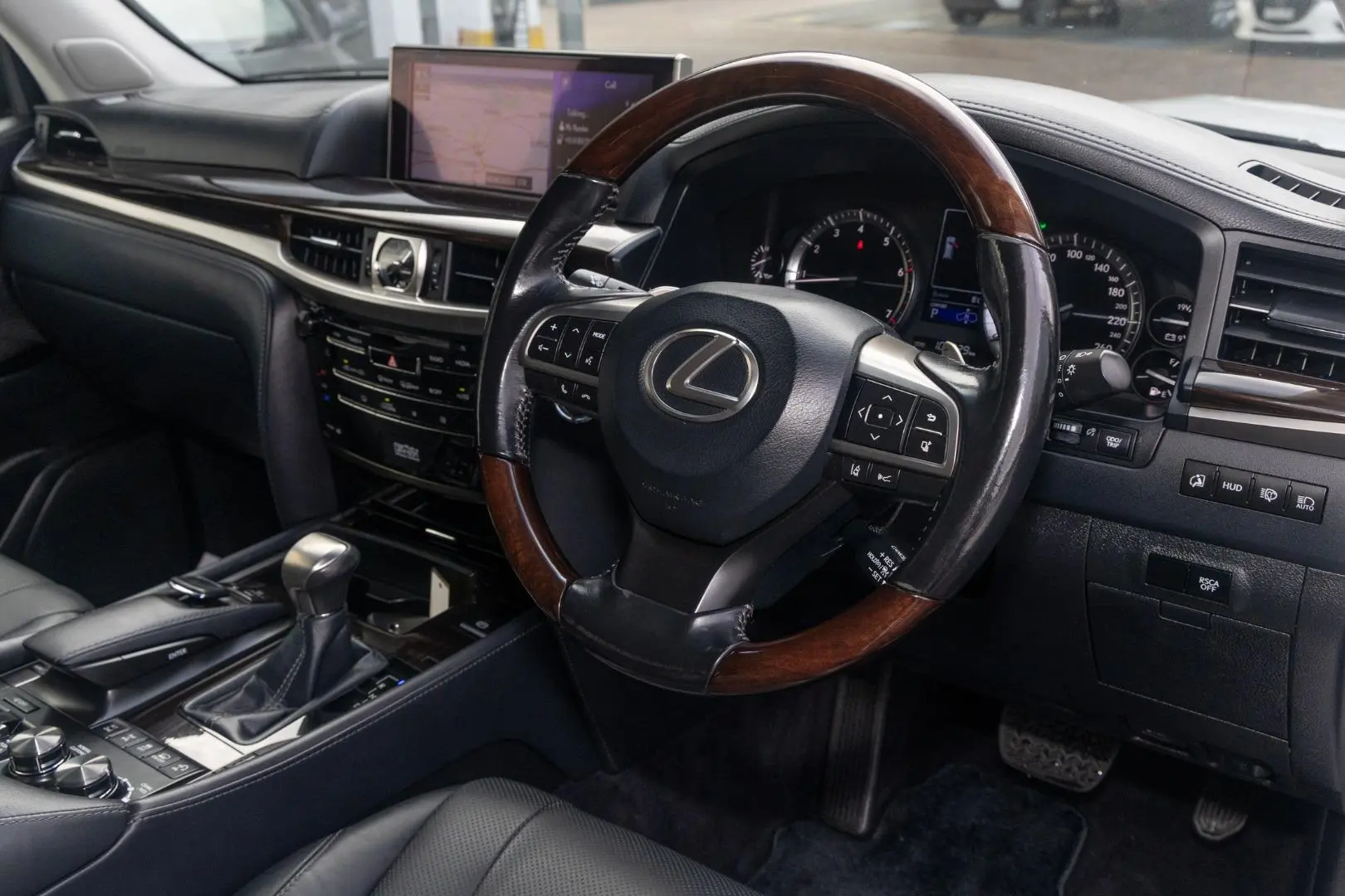 2017 Lexus LX Gallery Image 7