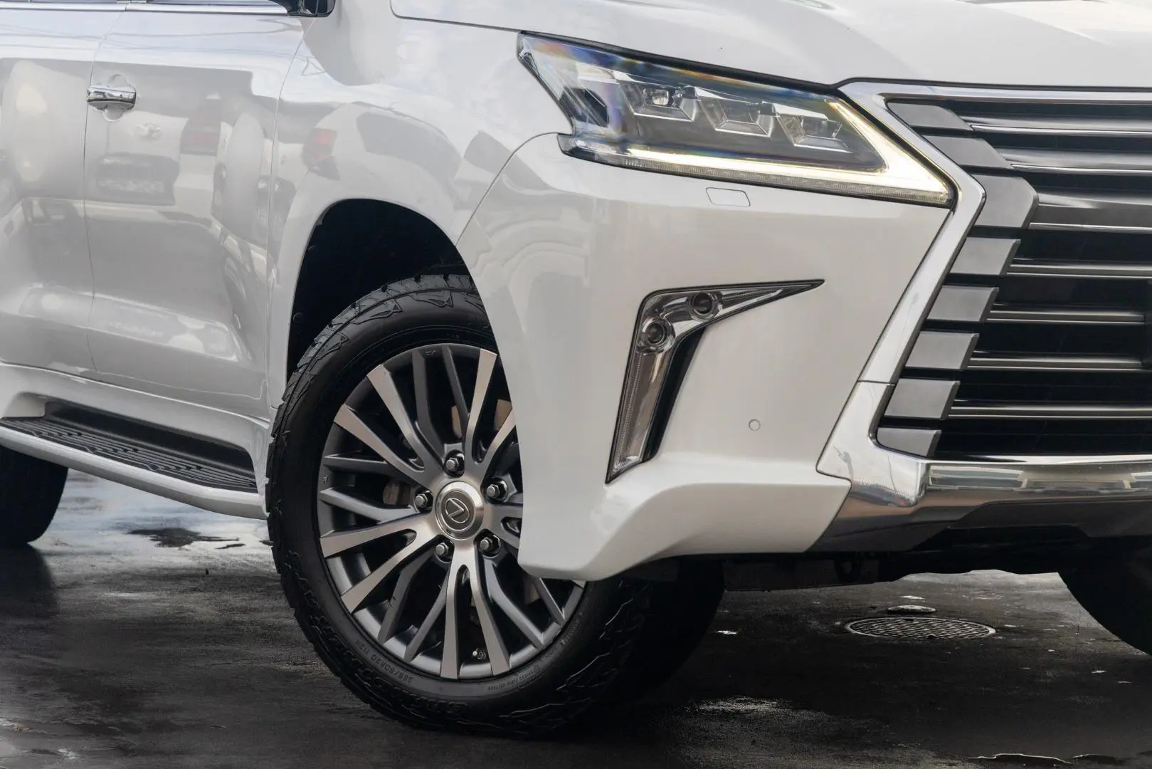 2017 Lexus LX Gallery Image 6