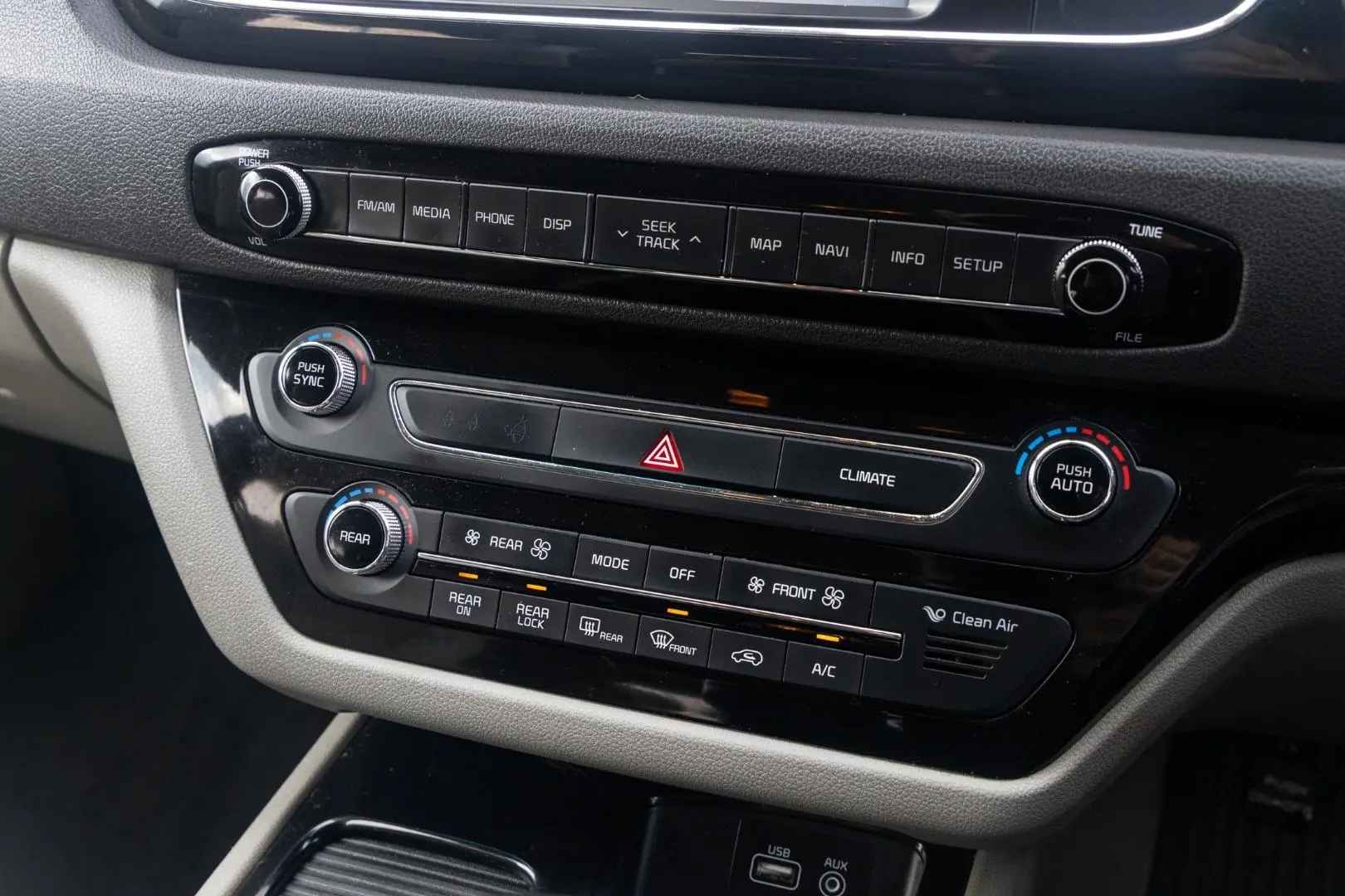 2017 Kia Carnival Gallery Image 17