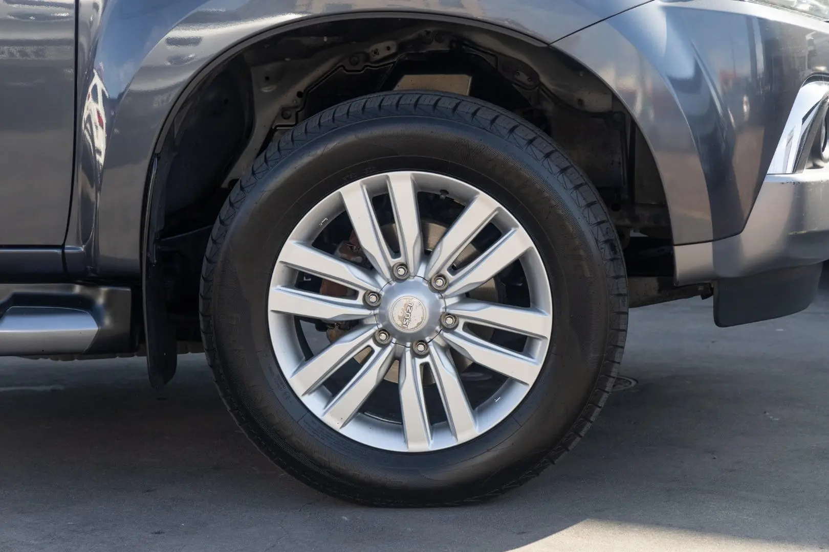 2017 Isuzu MU-X Gallery Image 23