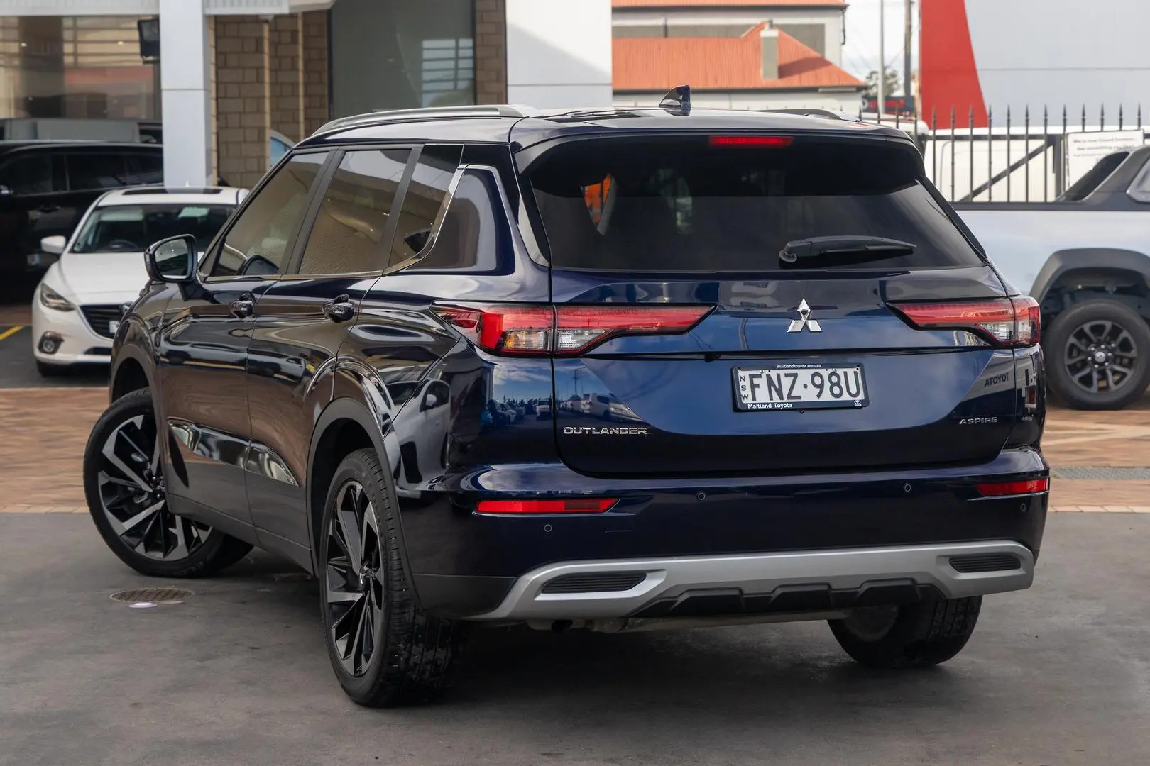 2024 Mitsubishi Outlander Gallery Image 2