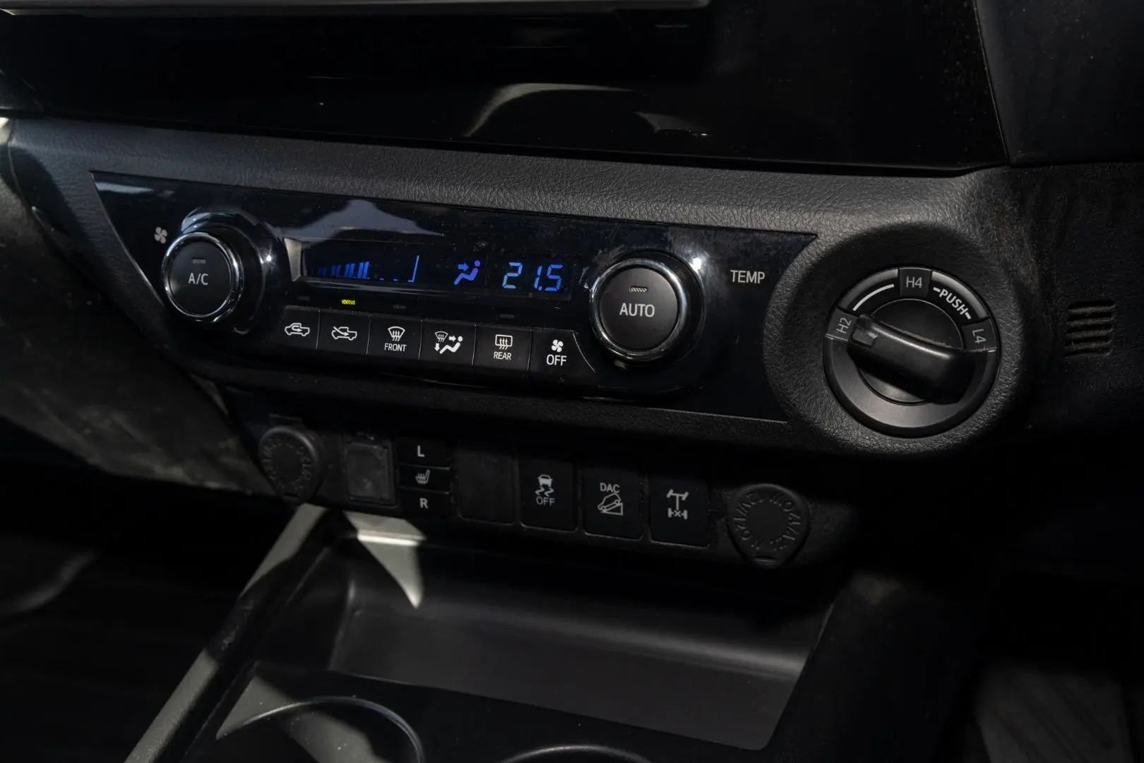 2019 Toyota Hilux Gallery Image 16