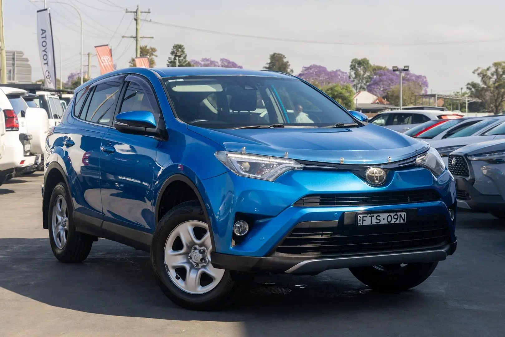 2017 Toyota RAV4 Gallery Image 1