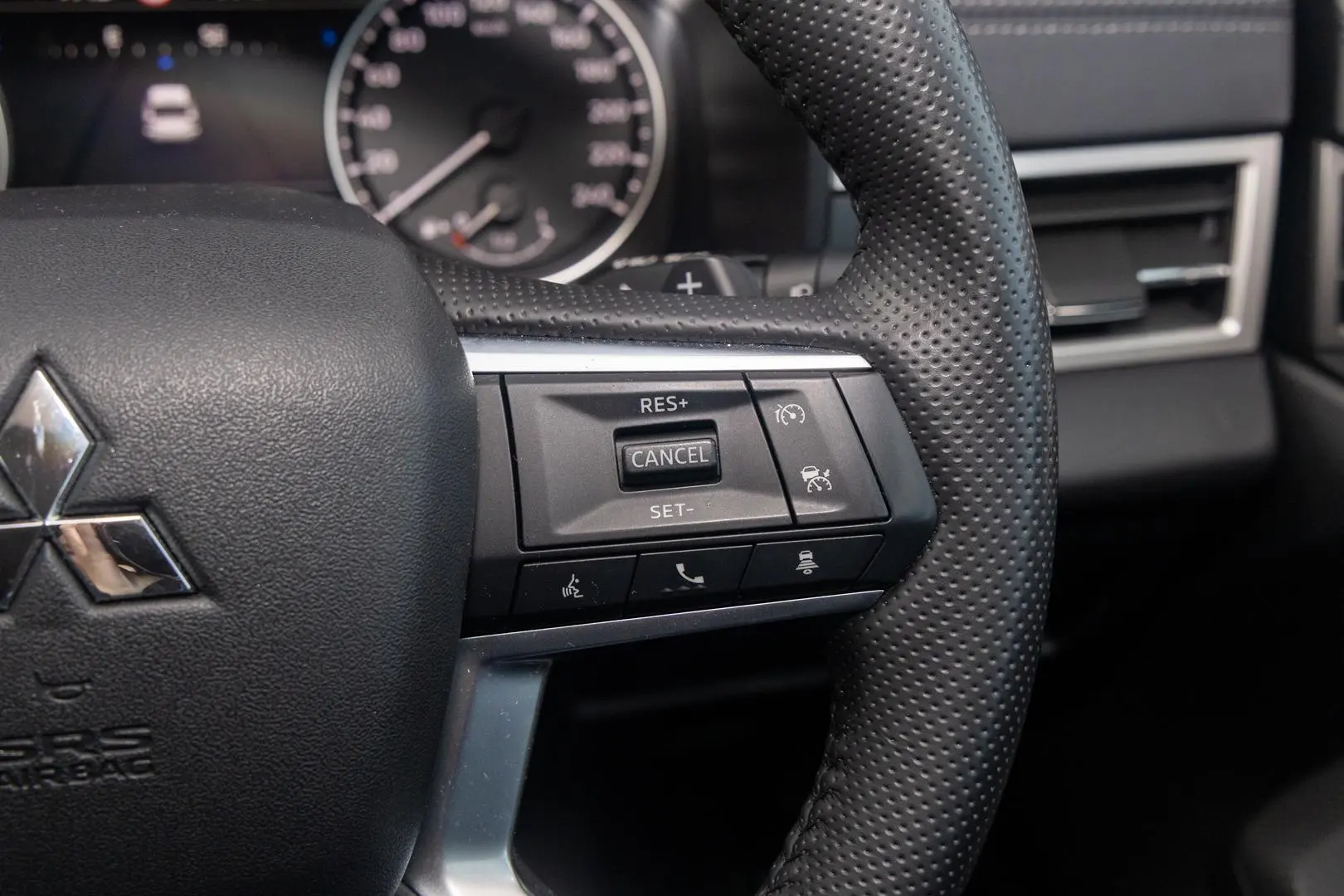 2024 Mitsubishi Outlander Gallery Image 12