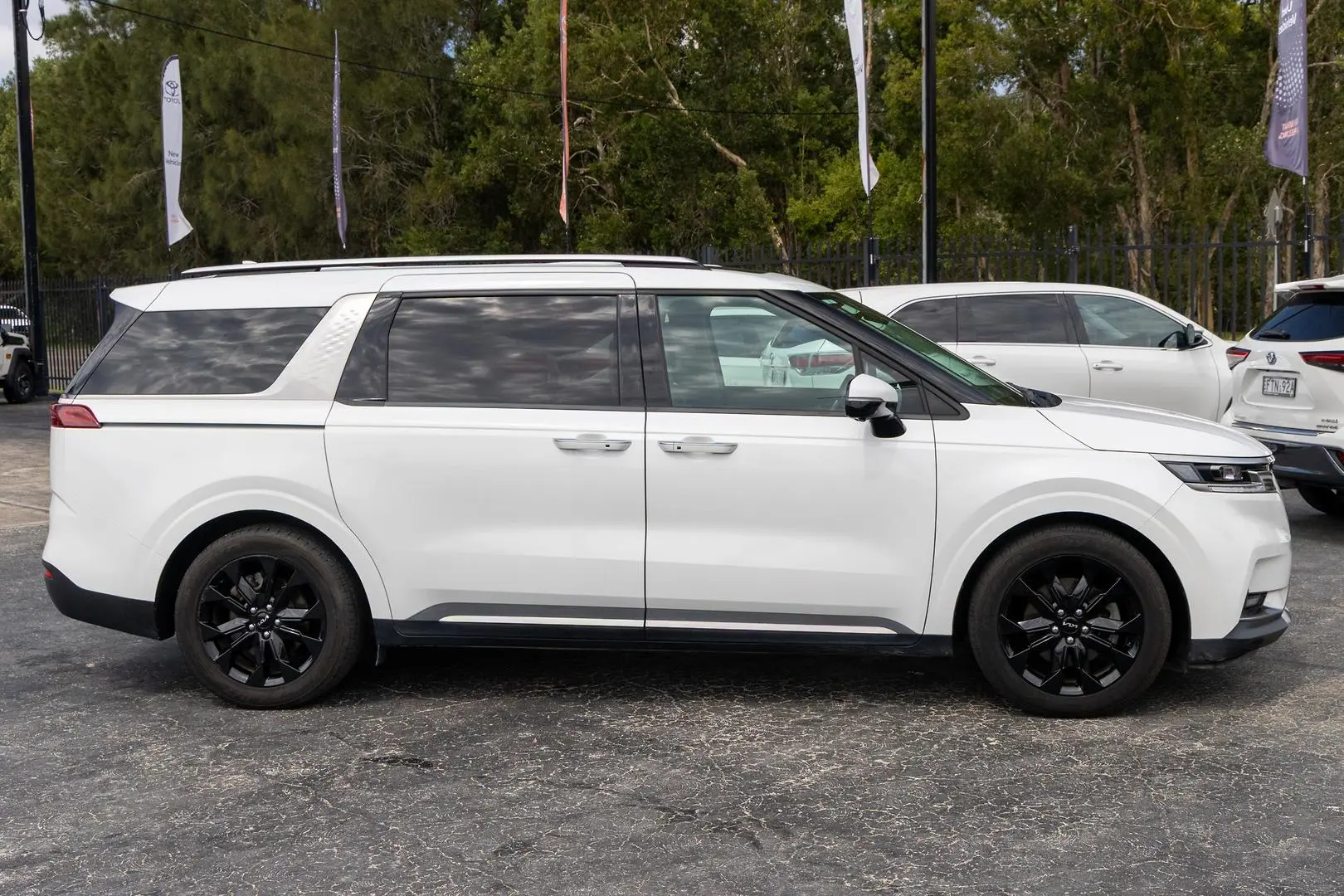 2021 Kia Carnival Gallery Image 3