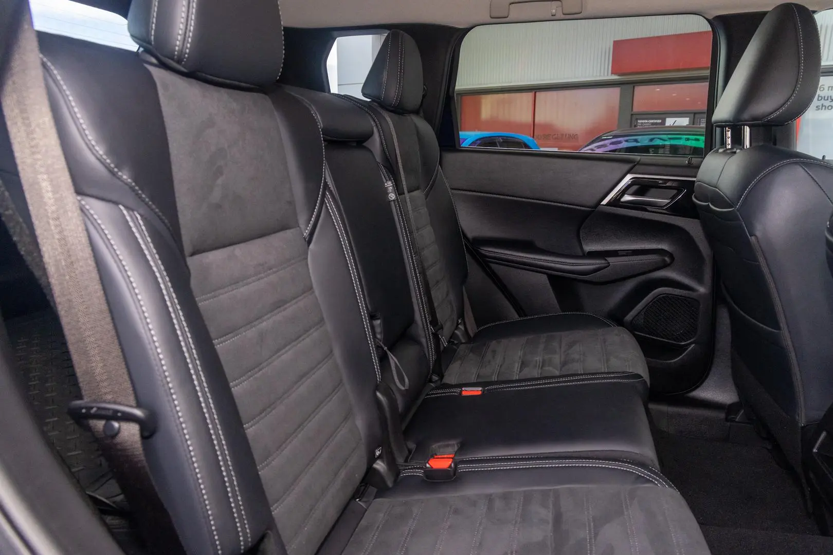 2024 Mitsubishi Outlander Gallery Image 9
