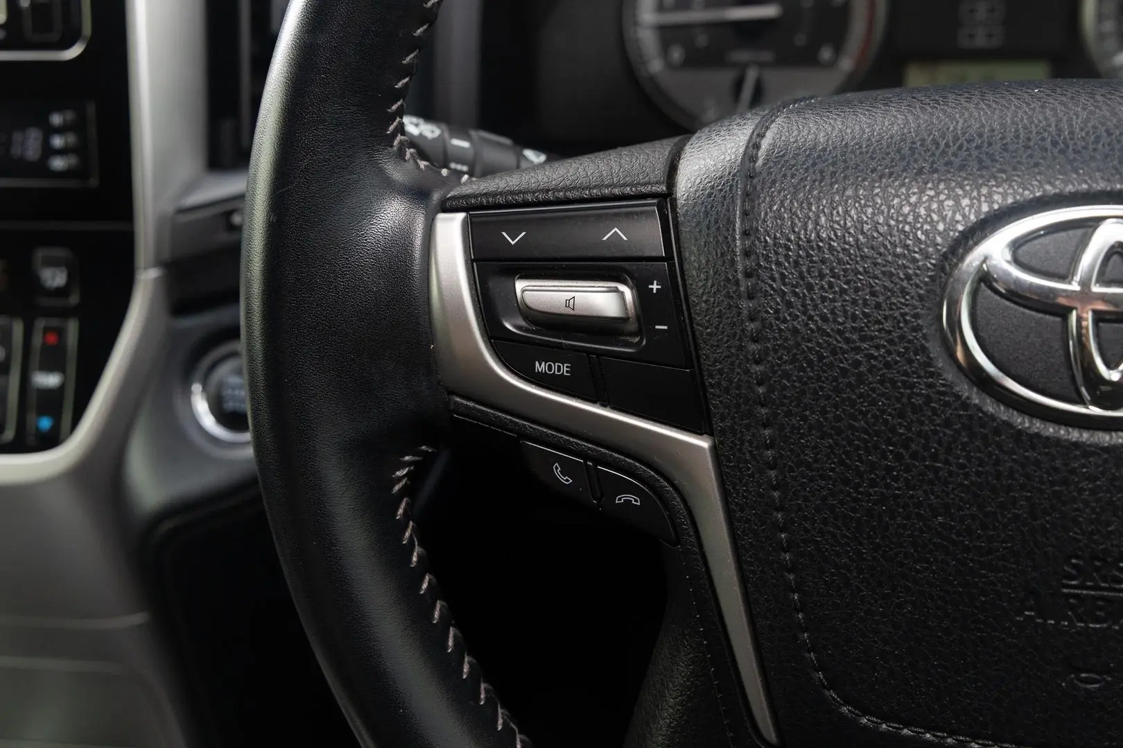 2018 Toyota Landcruiser Gallery Image 11