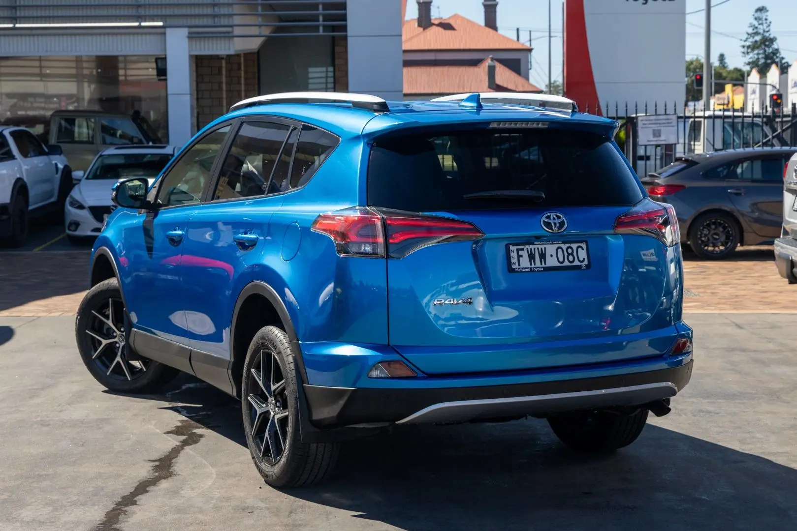 2016 Toyota RAV4 Gallery Image 2