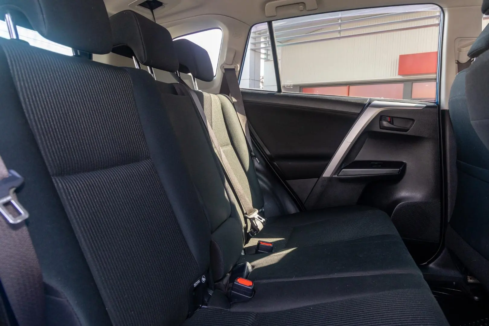 2017 Toyota RAV4 Gallery Image 9