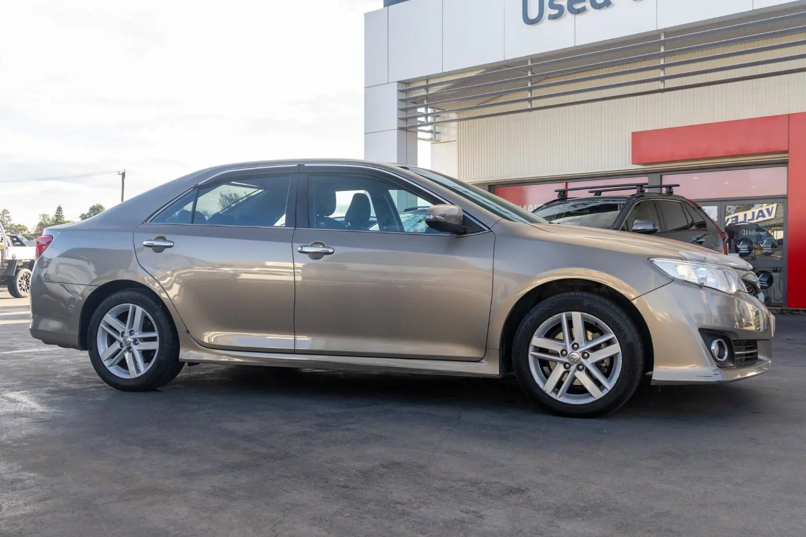 2014 Toyota Camry Gallery Image 3