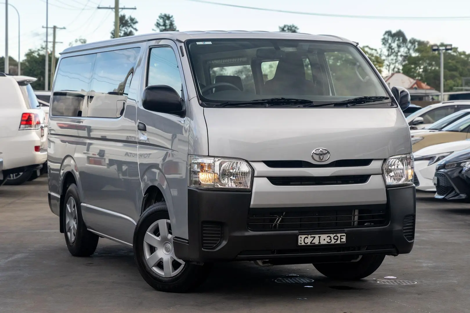 2015 Toyota Hiace Gallery Image 1