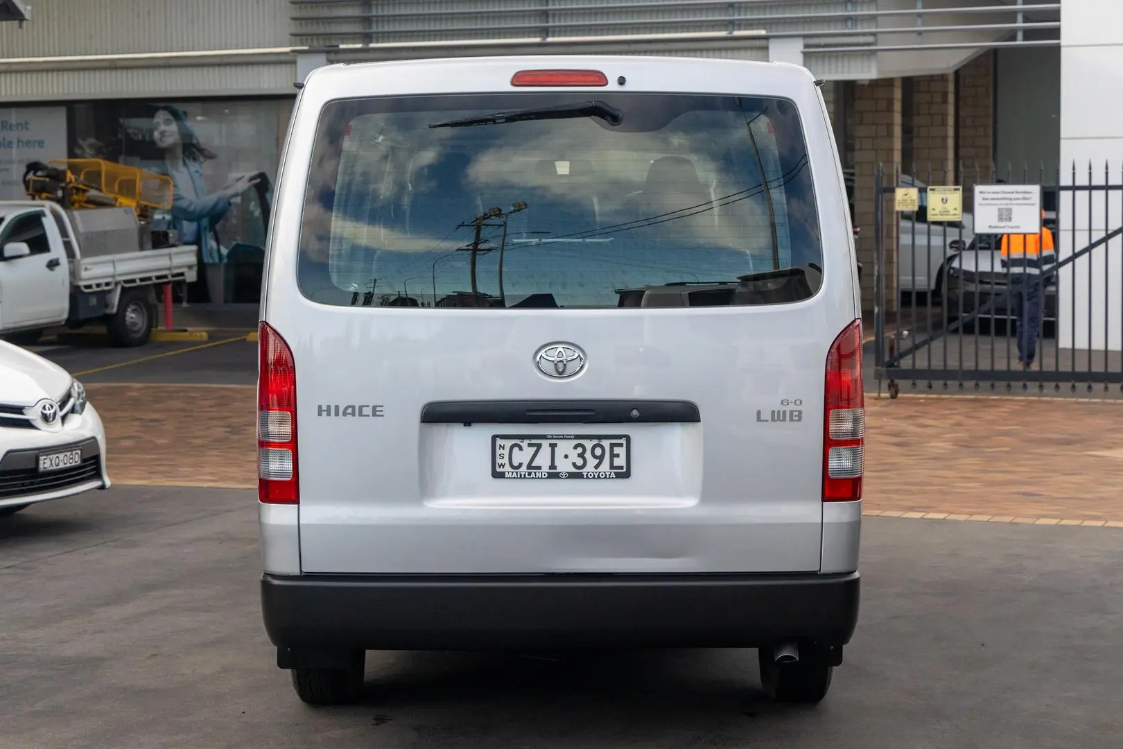 2015 Toyota Hiace Gallery Image 5