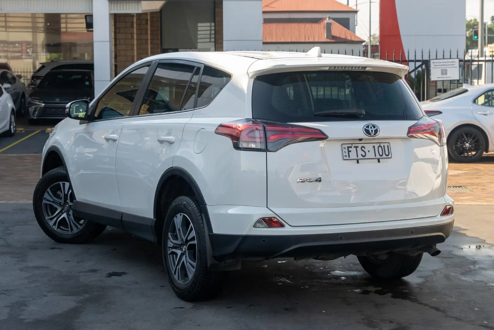 2016 Toyota RAV4 Gallery Image 2
