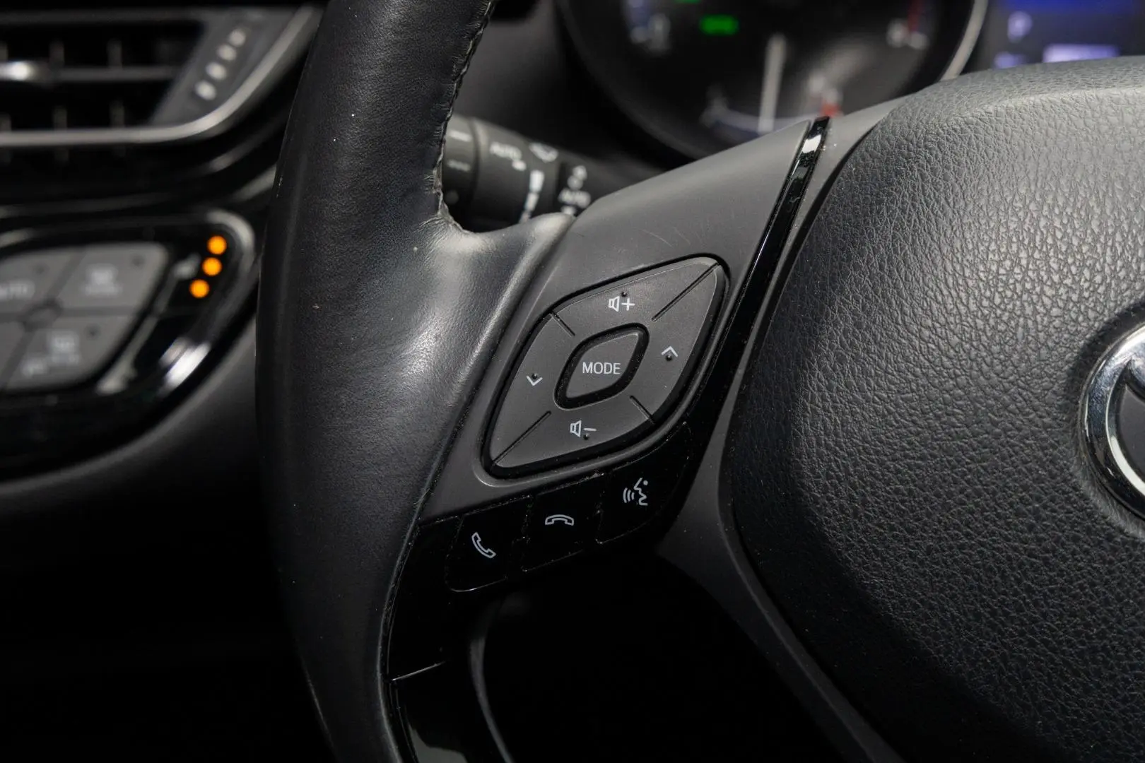 2019 Toyota C-HR Gallery Image 11