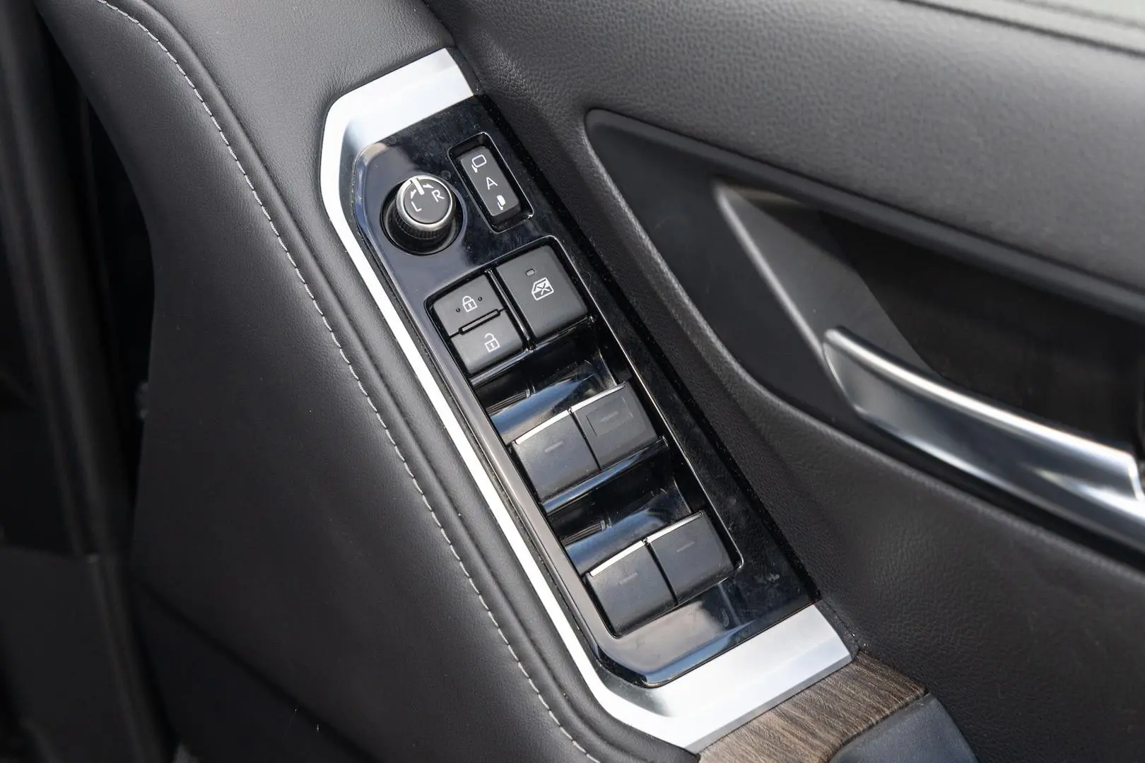 2022 Toyota Landcruiser Gallery Image 18