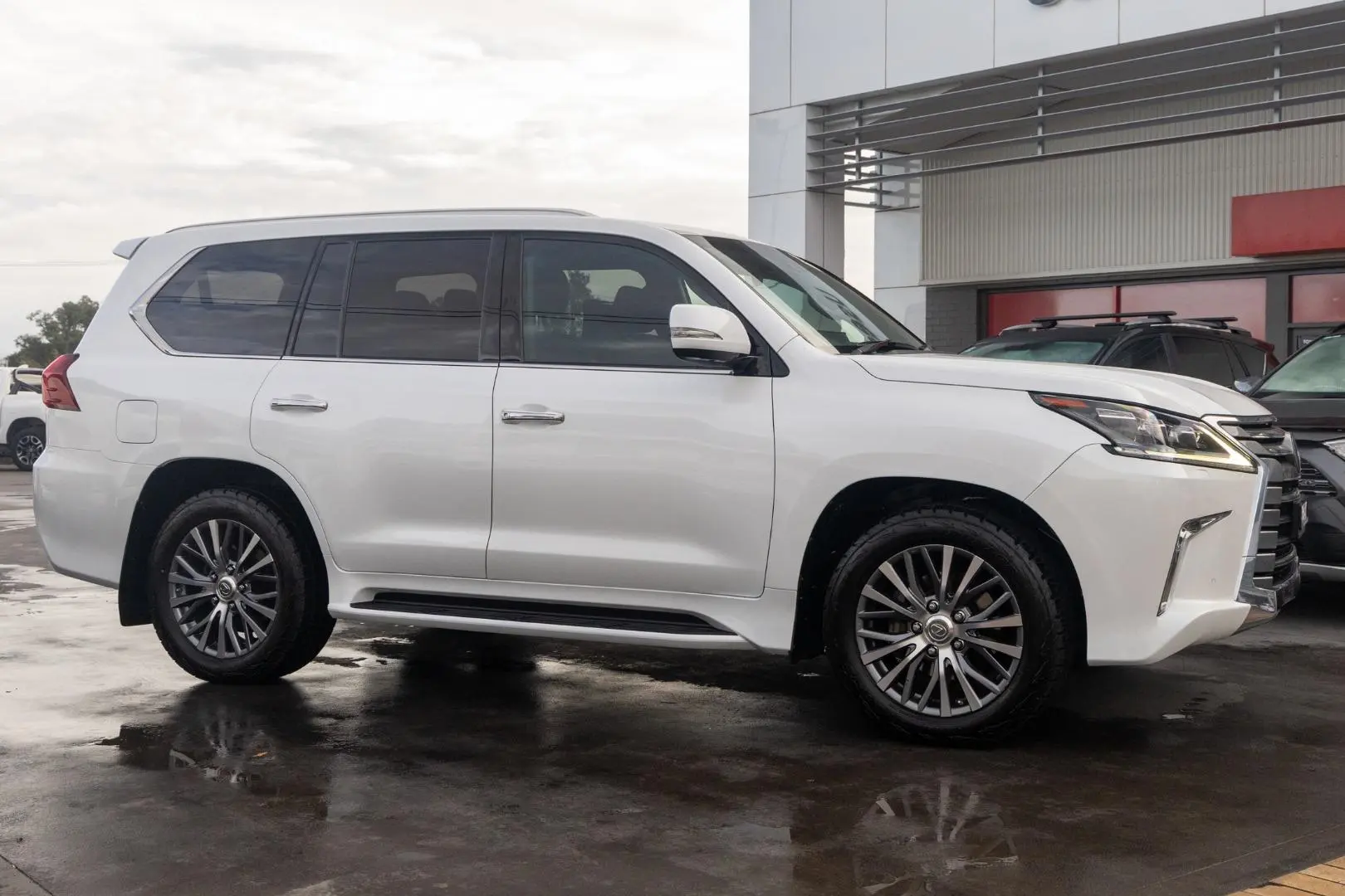 2017 Lexus LX Gallery Image 3