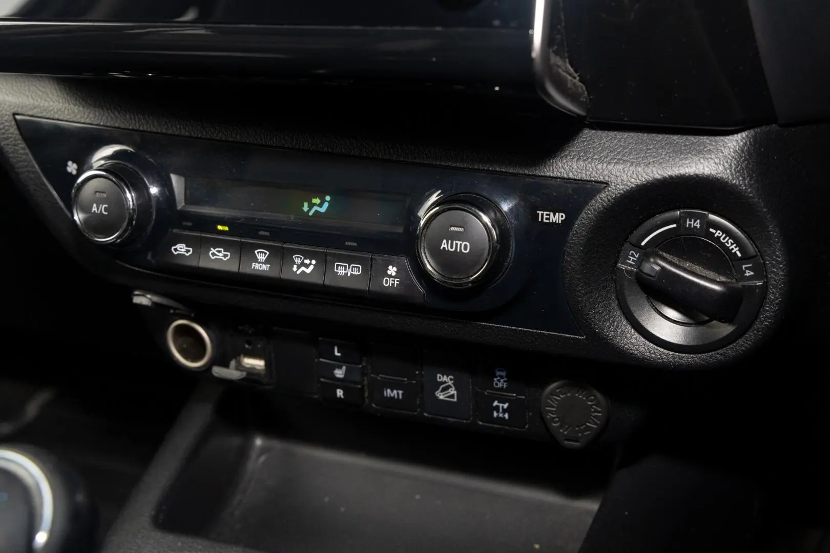 2020 Toyota Hilux Gallery Image 16