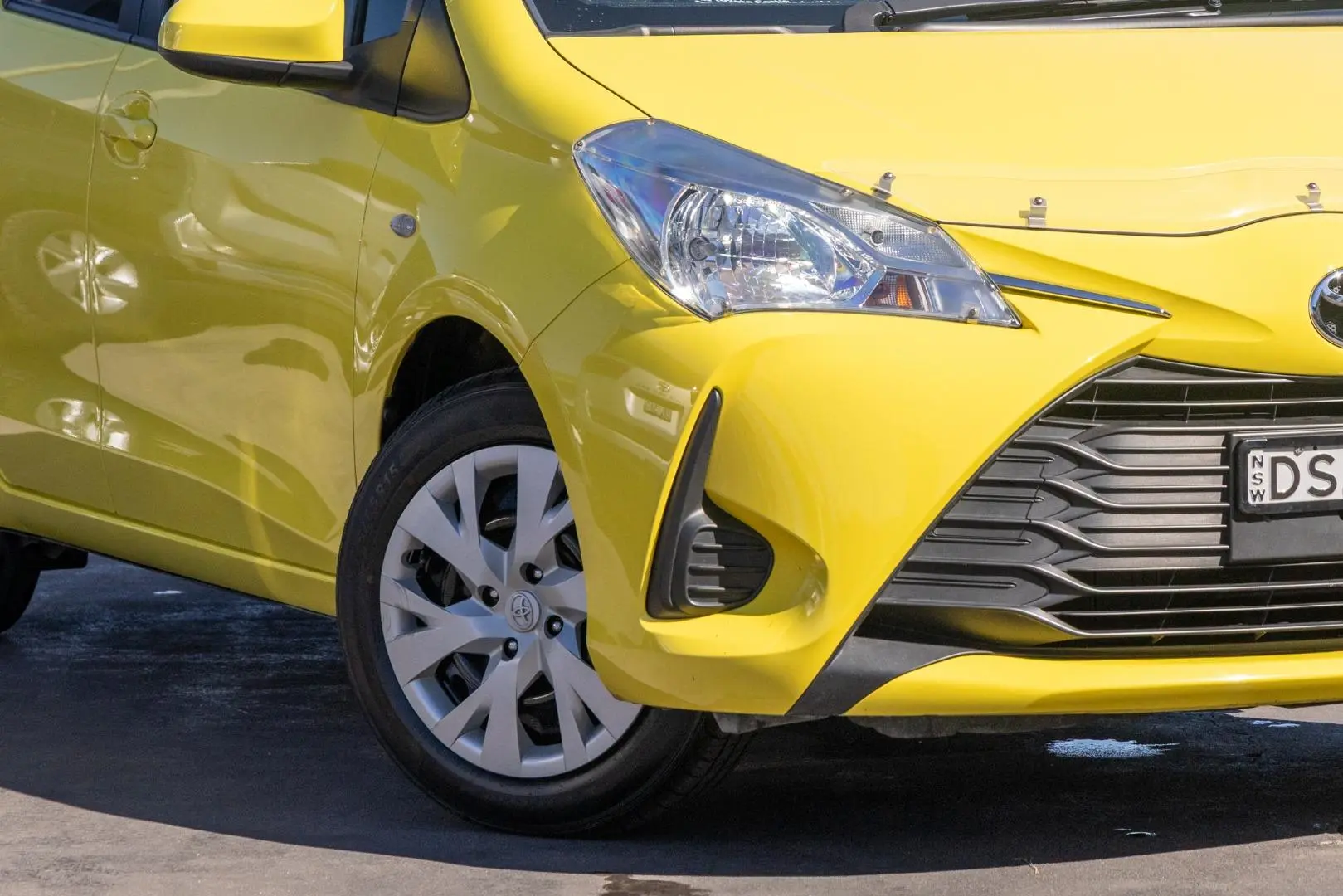 2017 Toyota Yaris Gallery Image 6