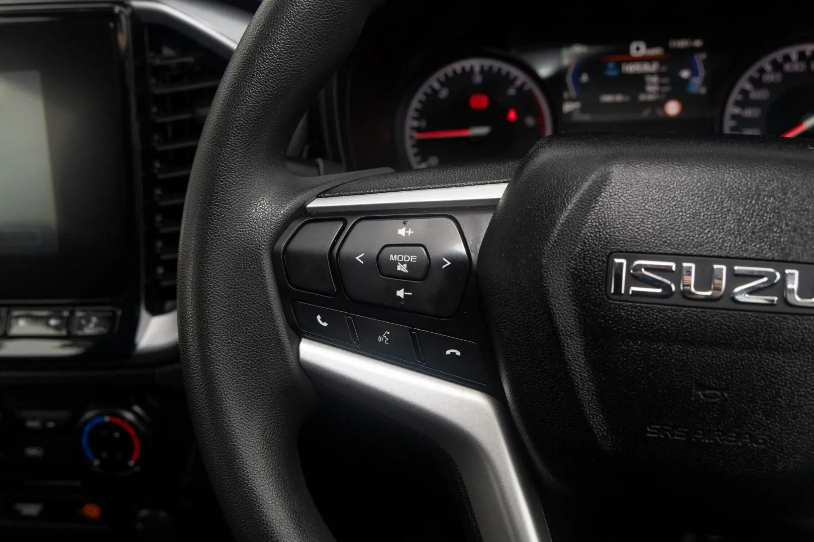 2022 Isuzu D-MAX Gallery Image 11