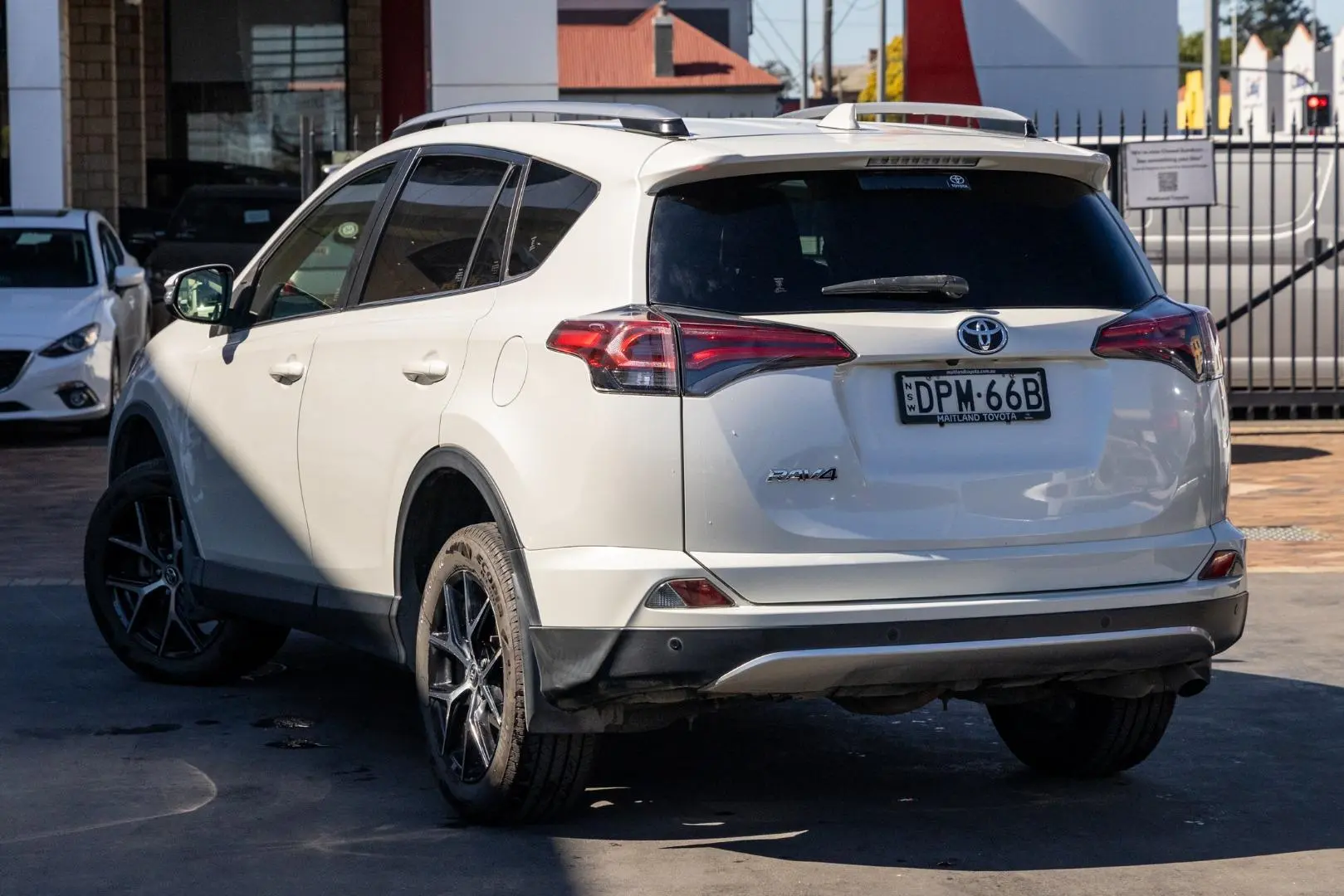 2017 Toyota RAV4 Gallery Image 2