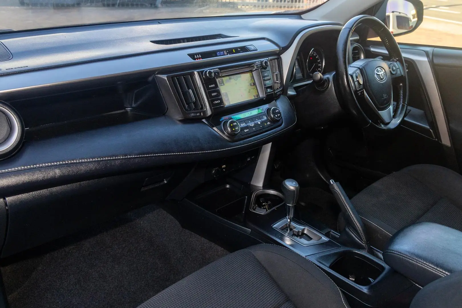 2017 Toyota RAV4 Gallery Image 8