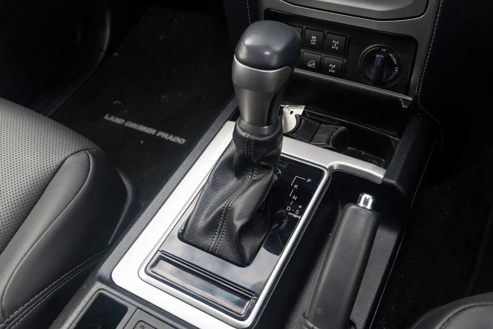 2022 Toyota Landcruiser Prado Gallery Image 16