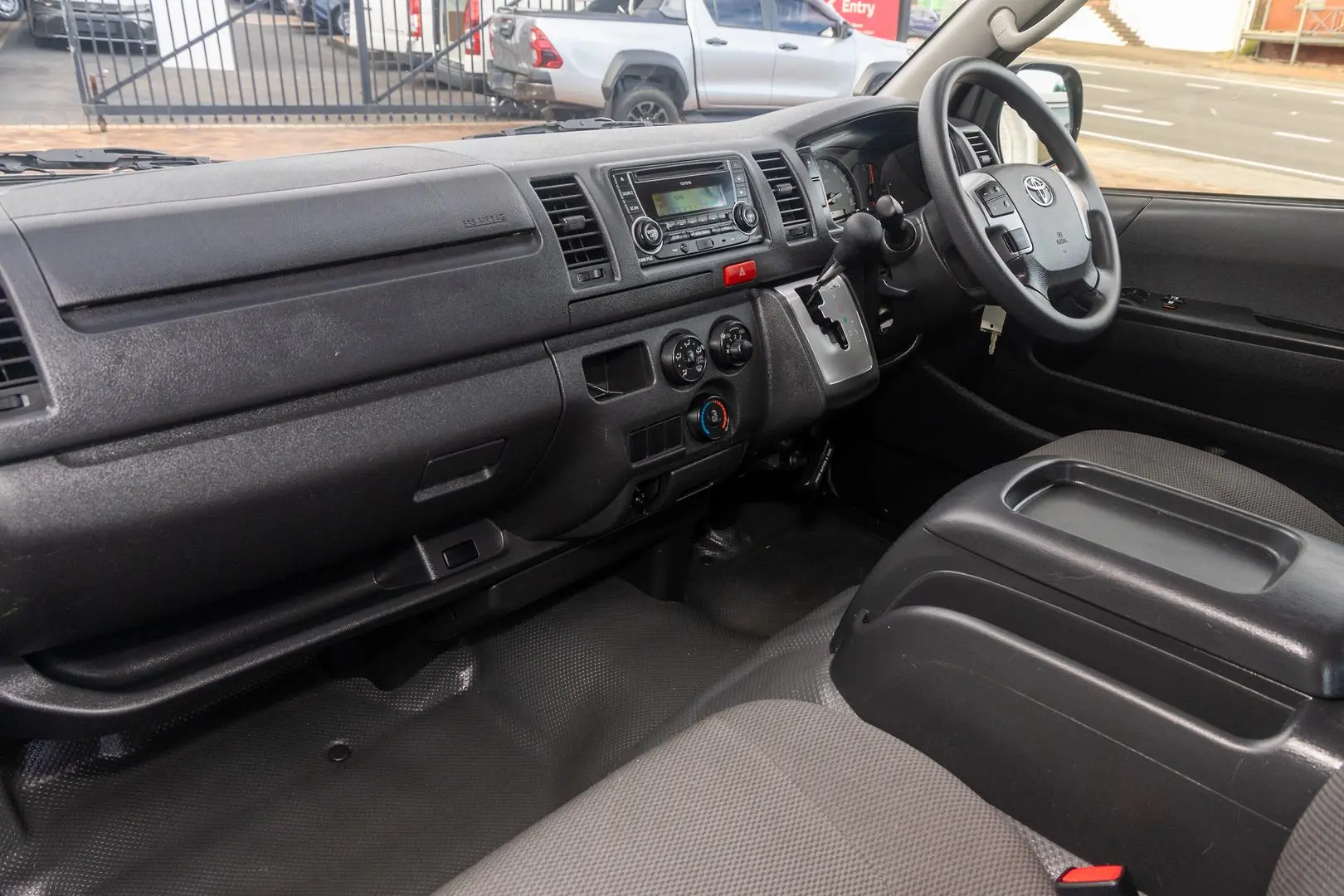 2015 Toyota Hiace Gallery Image 9