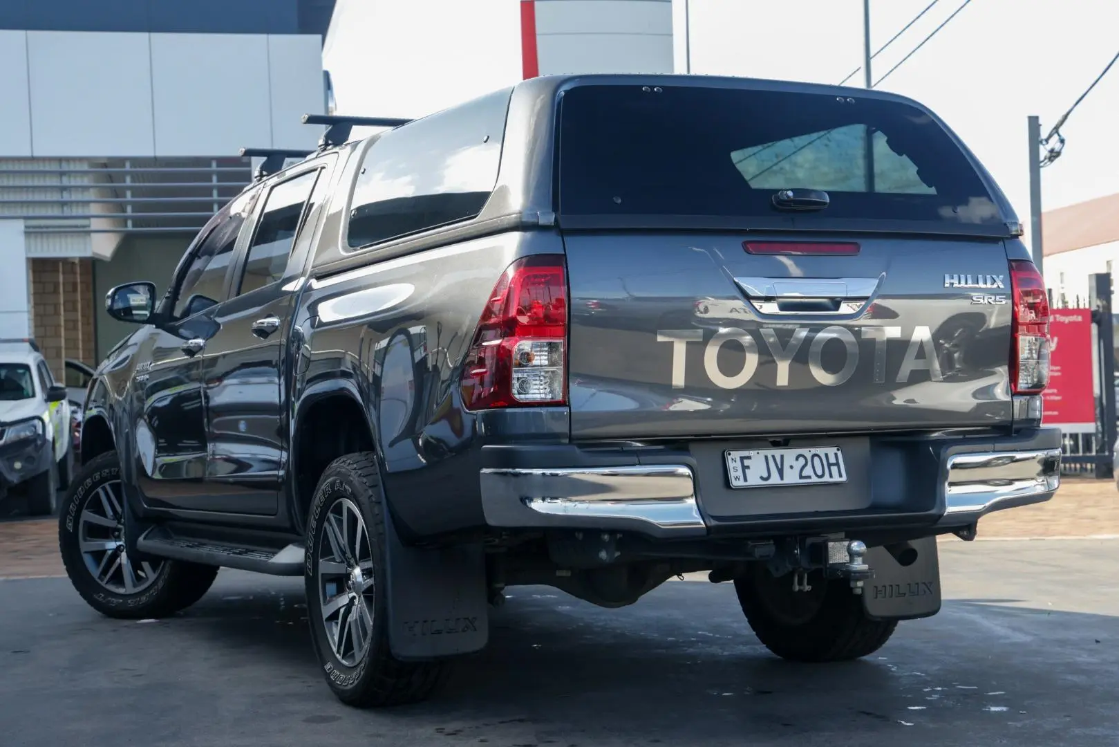 2017 Toyota Hilux Image 2