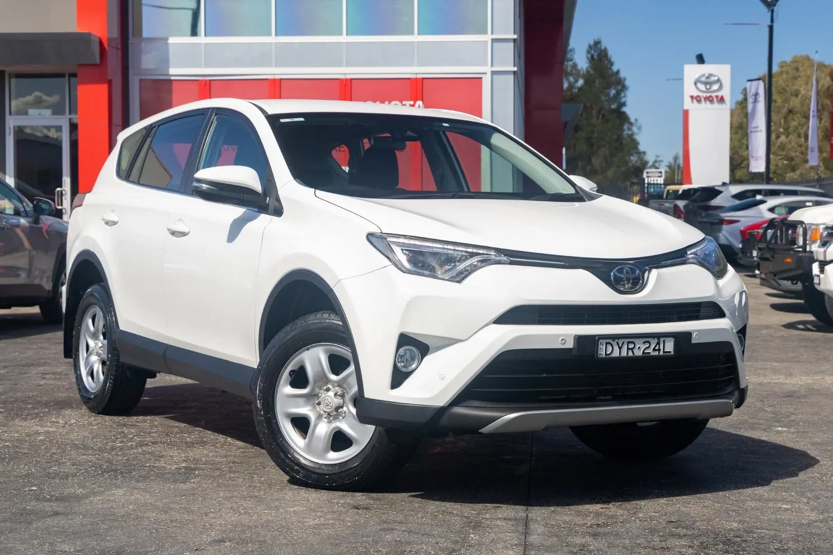 2018 Toyota RAV4 Gallery Image 1