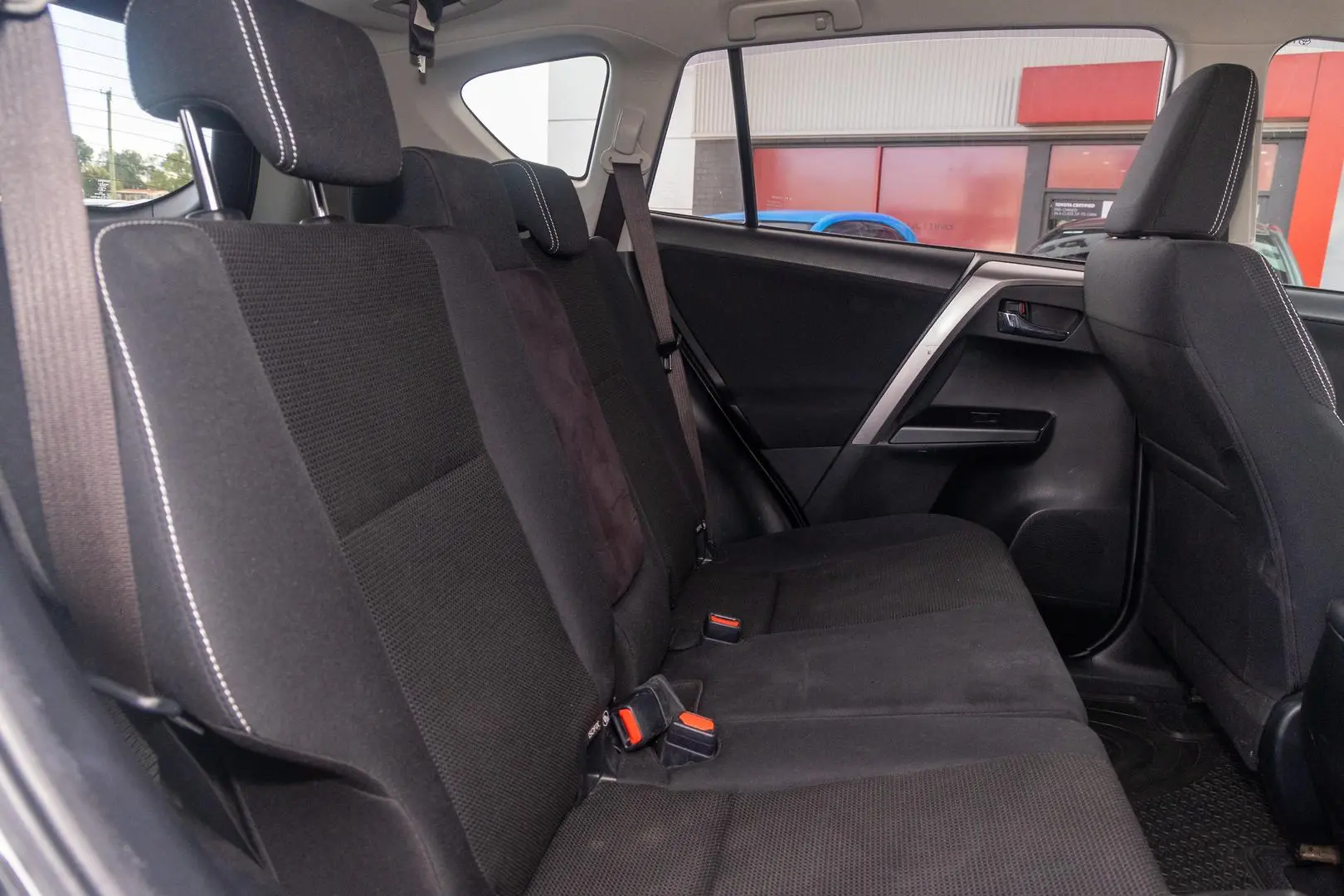2017 Toyota RAV4 Gallery Image 9