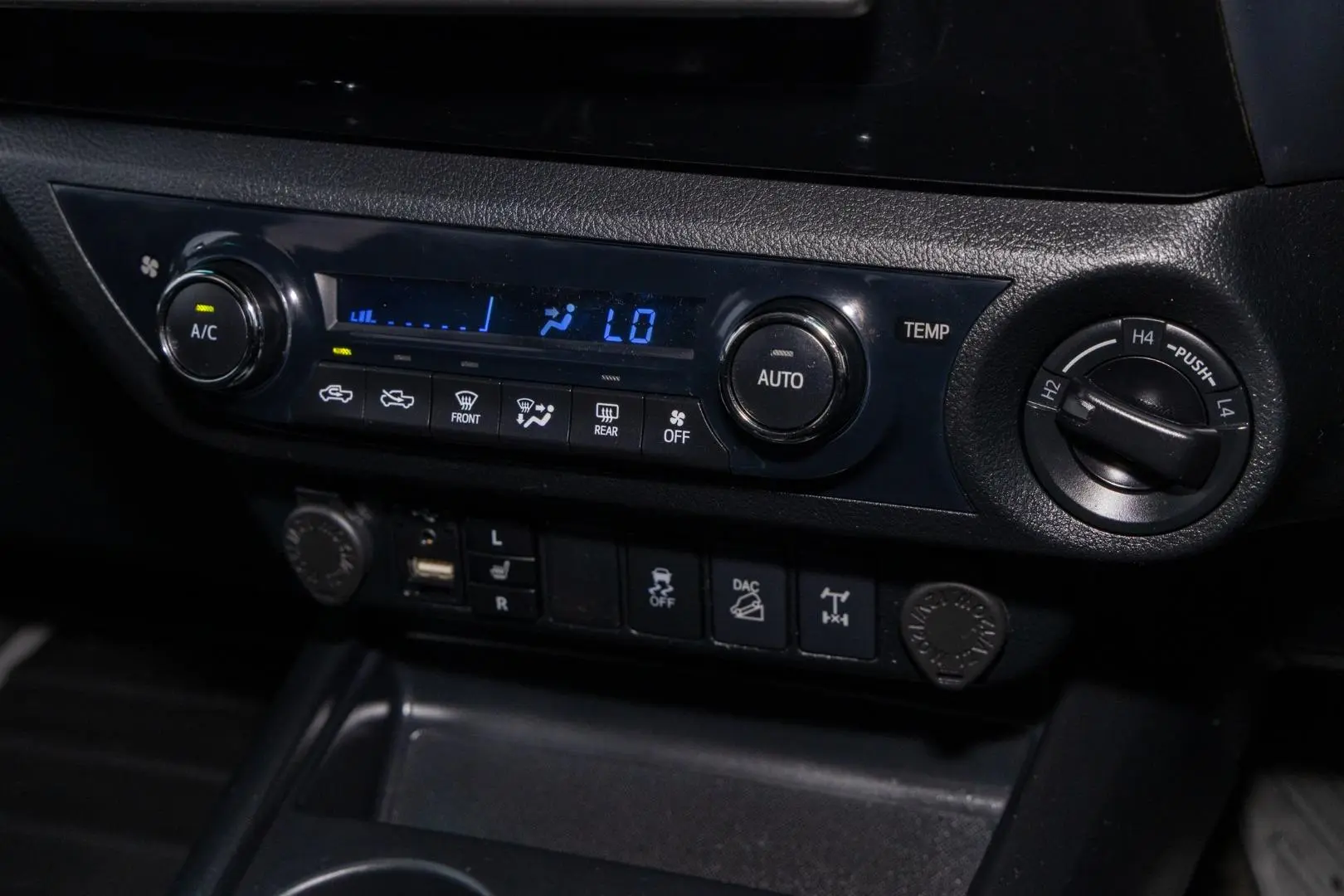 2019 Toyota Hilux Gallery Image 16