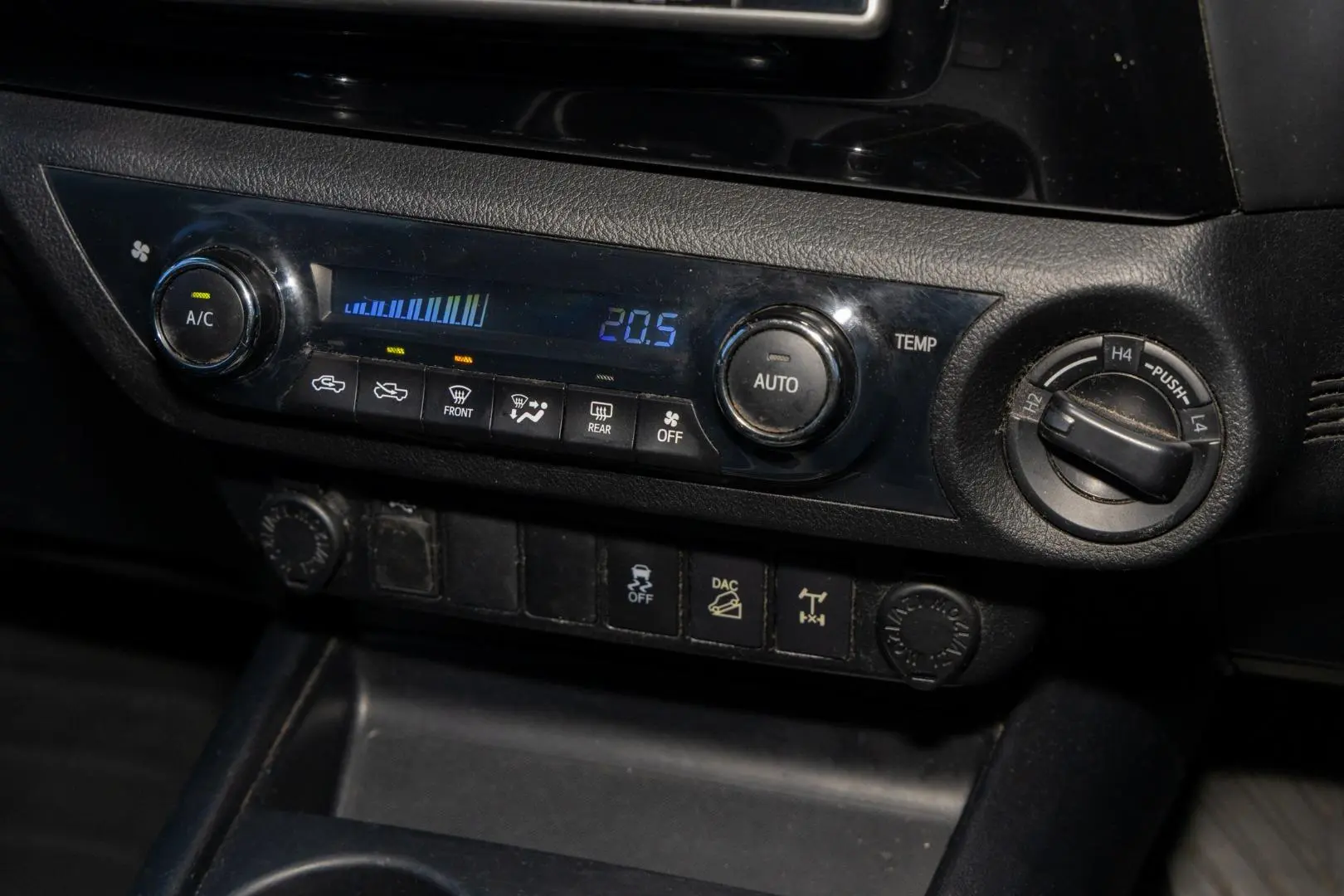 2017 Toyota Hilux Gallery Image 16