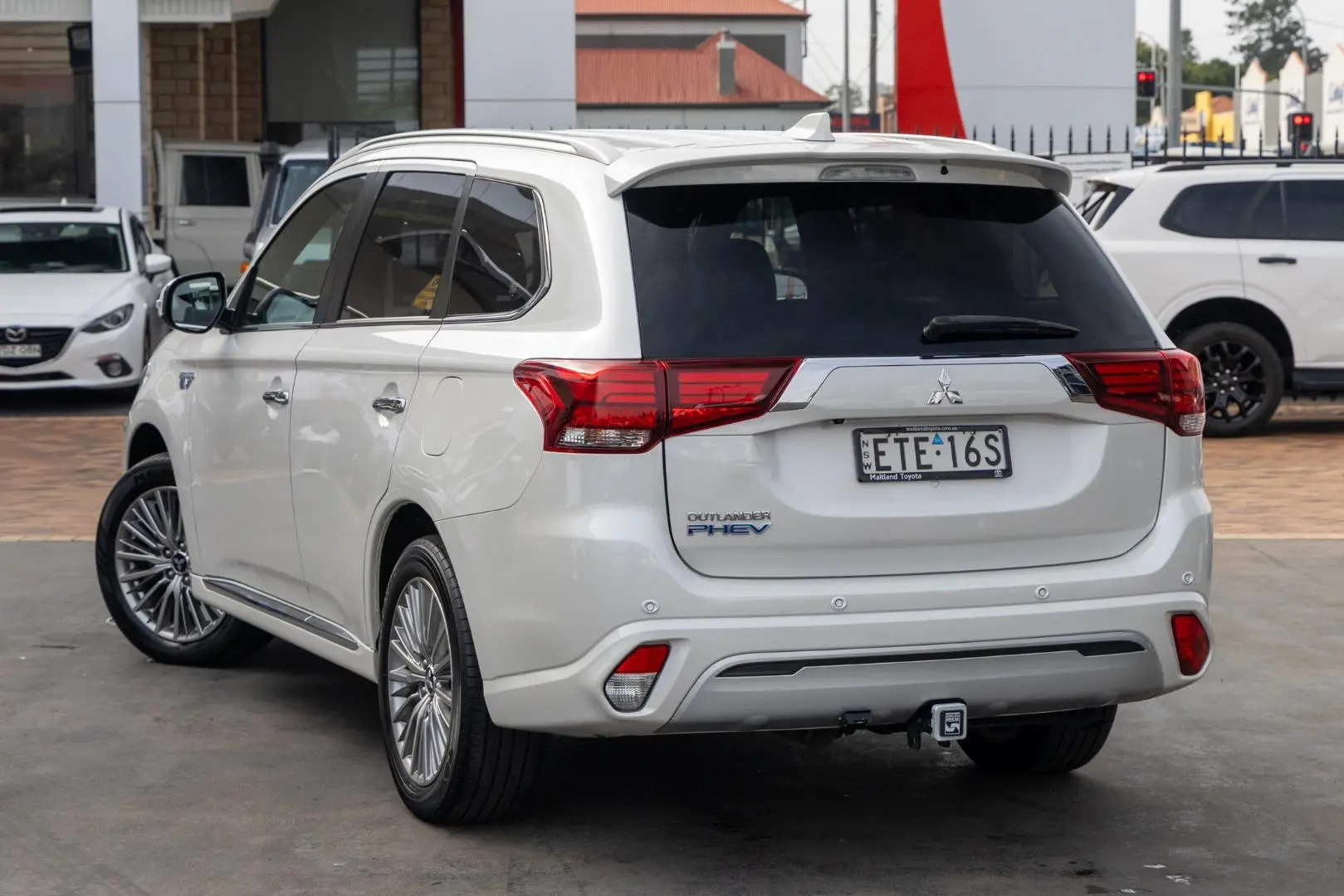 2020 Mitsubishi Outlander Gallery Image 2