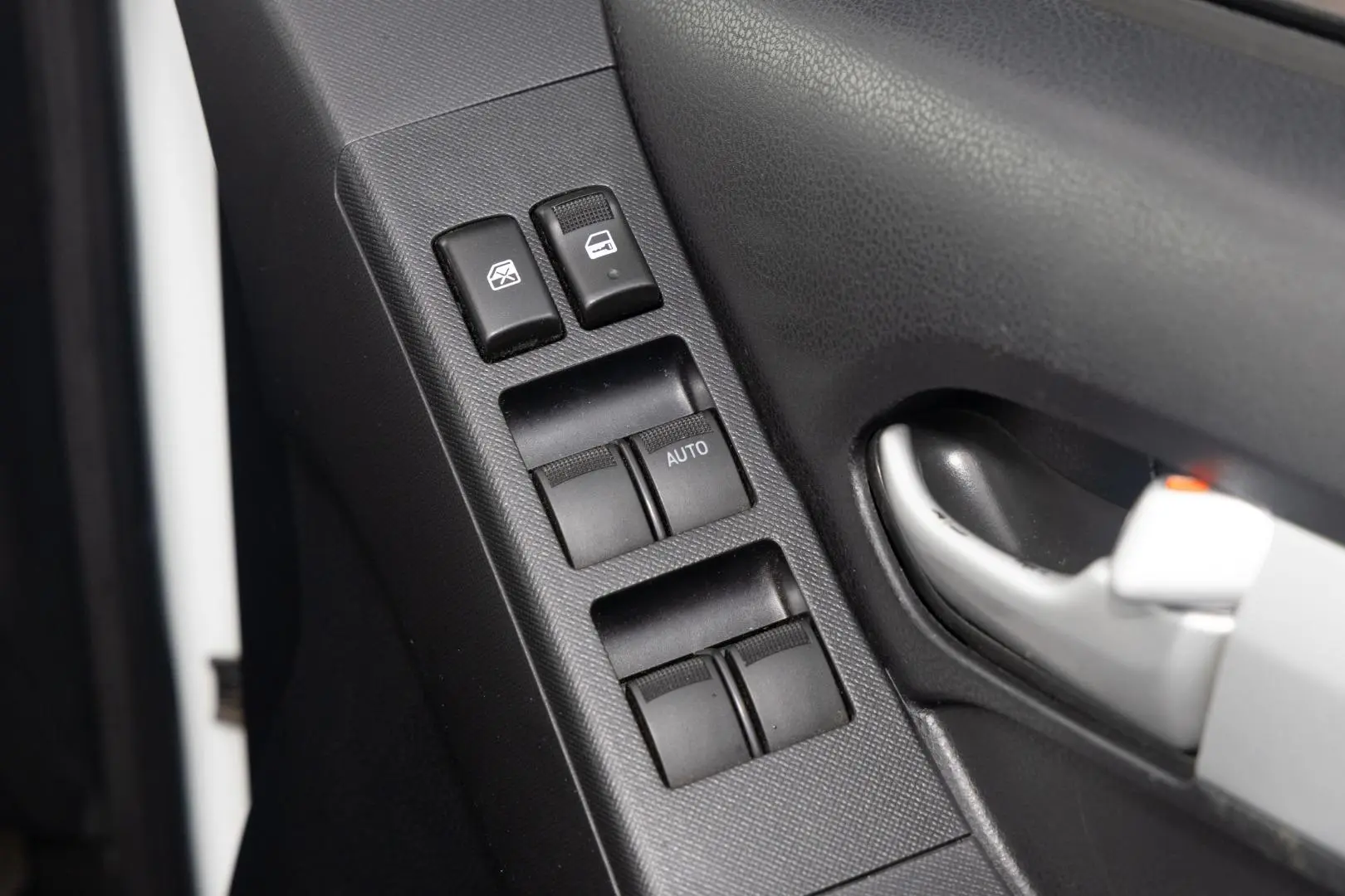 2017 Isuzu D-MAX Gallery Image 18