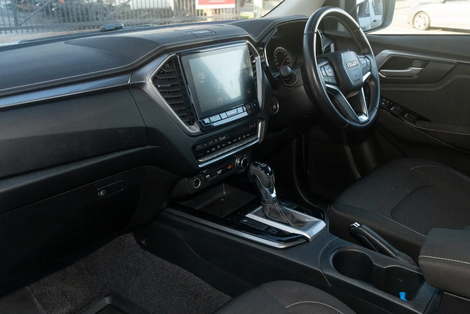 2023 Isuzu D-MAX Gallery Image 8