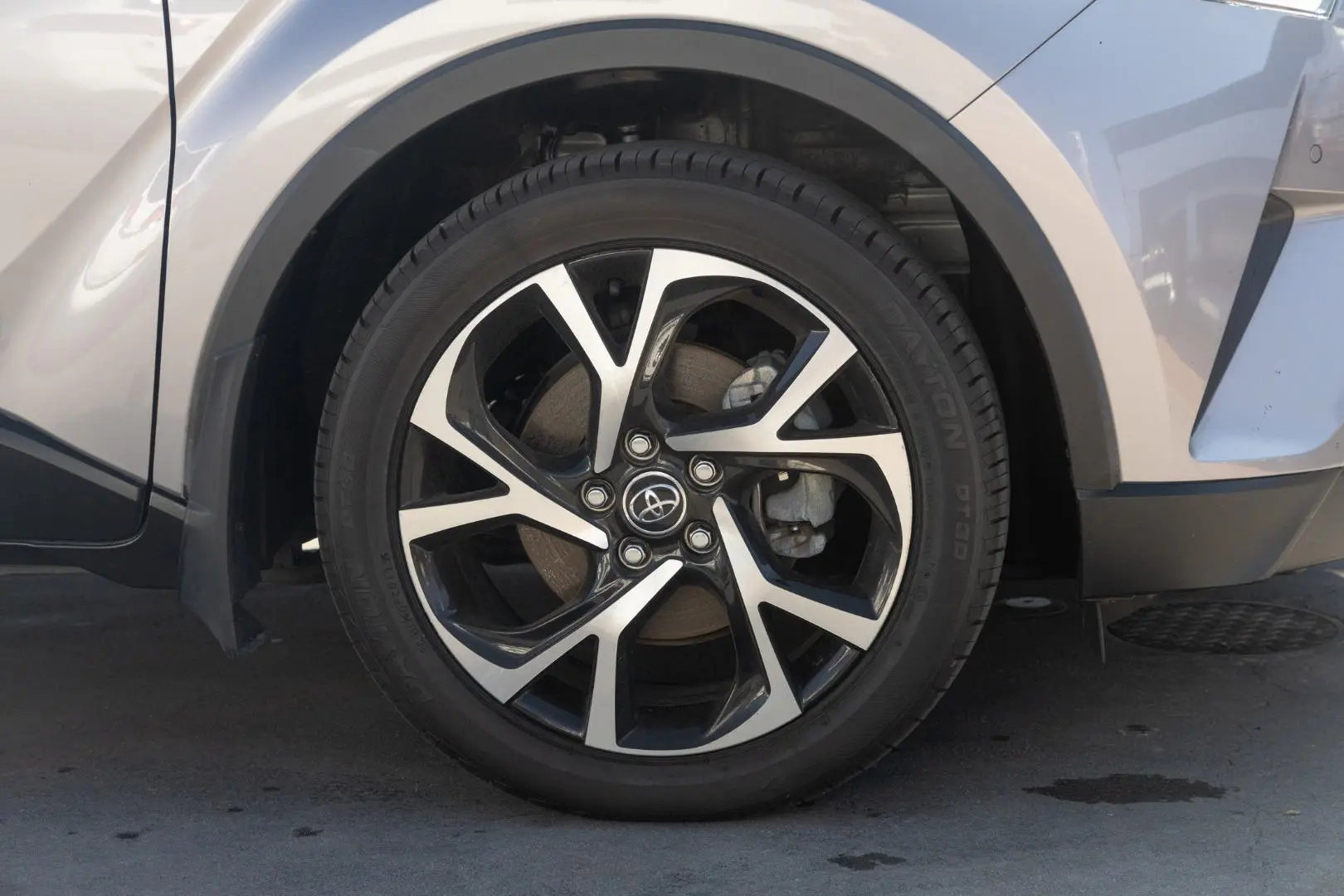 2018 Toyota C-HR Gallery Image 23