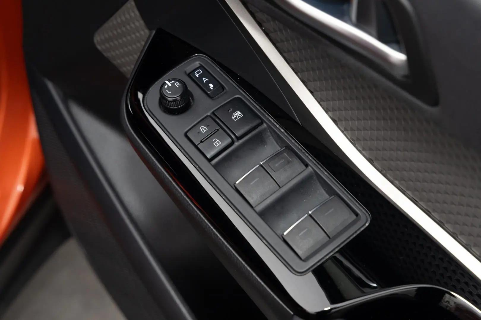 2020 Toyota C-HR Gallery Image 18