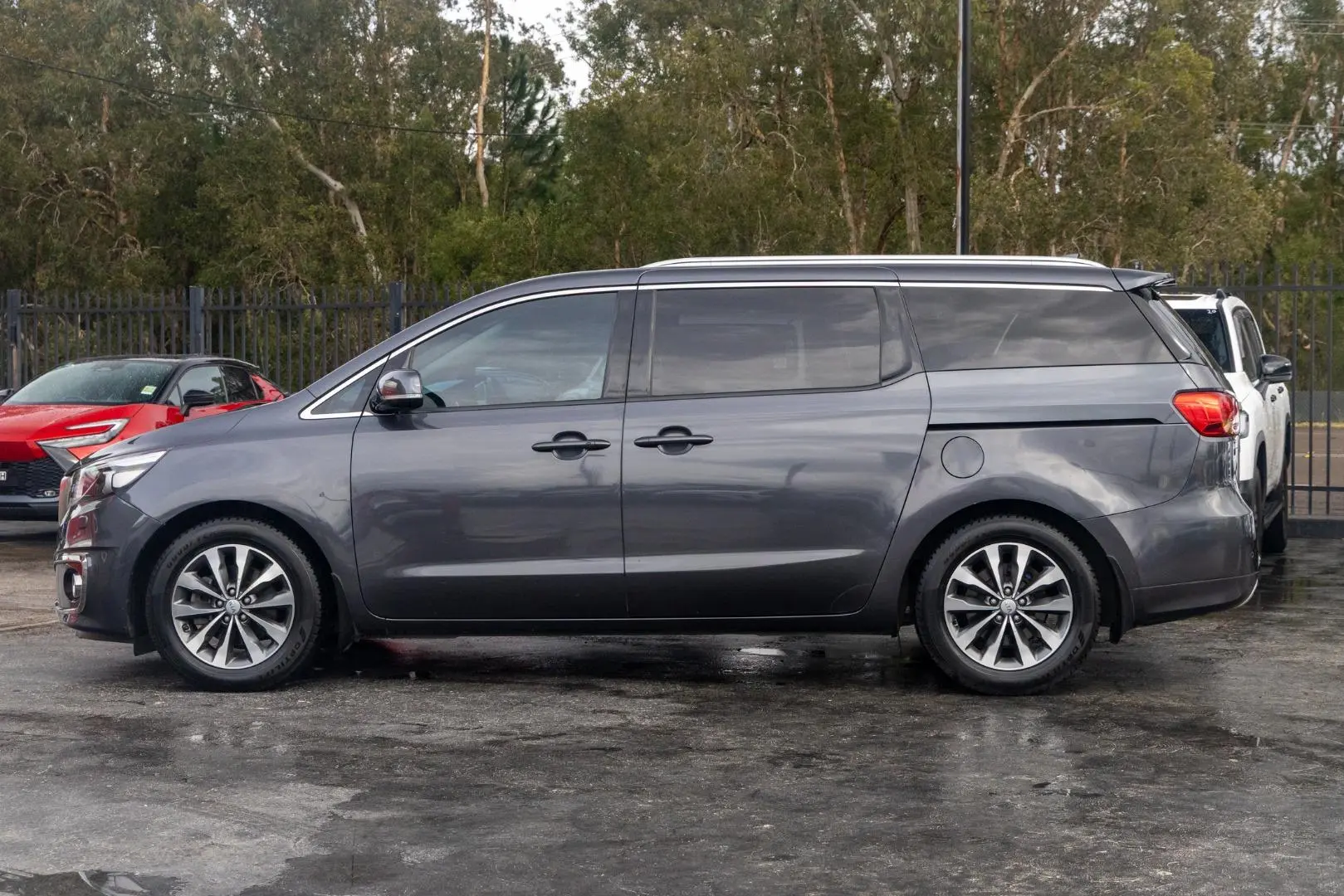 2017 Kia Carnival Gallery Image 3