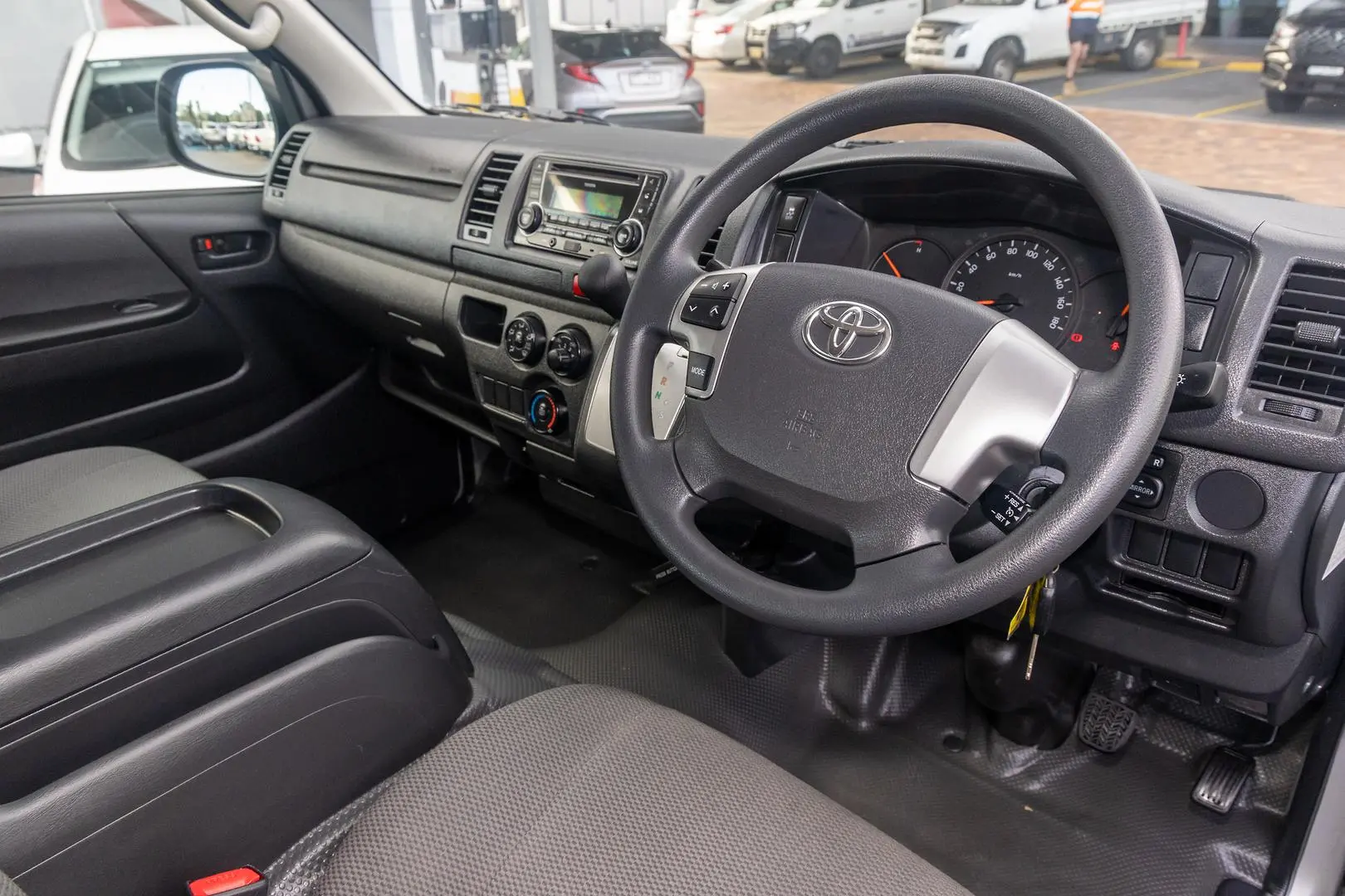 2015 Toyota Hiace Gallery Image 7